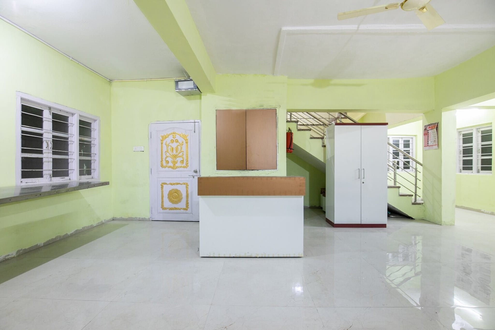 Ground floor: (bedroom(double bed, TV, seating area, air conditioning, lift, Towels incl., telephone), bathroom(bathtub or shower, shower, washbasin, toilet, shampoo, body soap, hot water))