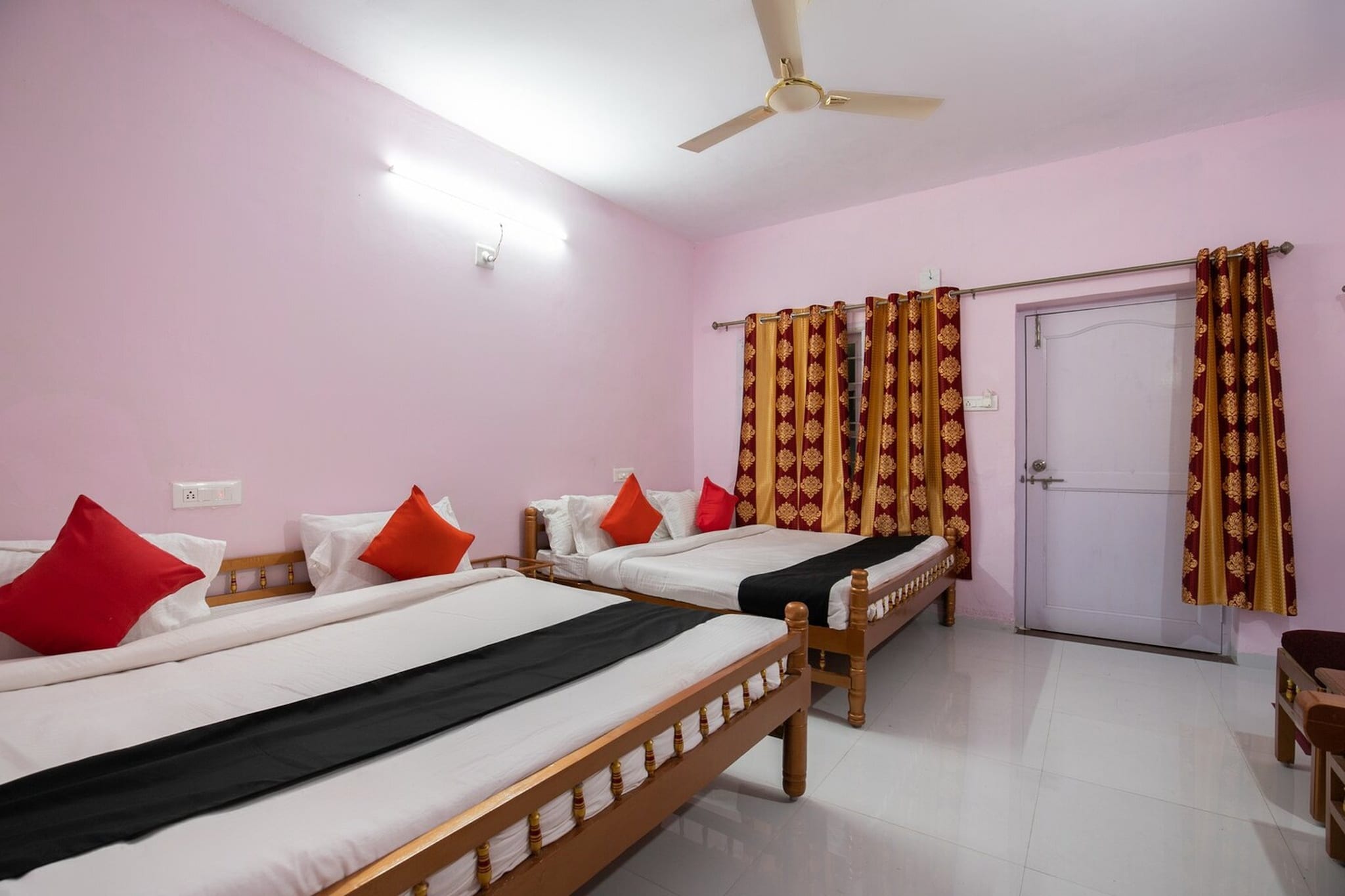 Located within 23 km of Shoolpaneshwar Wildlife Sanctuary and 25 km of Statue of Unity, Hotel O Statue Of Unity Rajpipla Formerly Narayani Heritage Resort provides rooms with air conditioning and a private bathroom in R?jp?pla. This 3-star hotel offers room service, a 24-hour front desk and free WiFi. The hotel features family rooms.
Guest rooms at the hotel are equipped with a seating area, a flat-screen TV with satellite channels and a private bathroom with free toiletries and a bath or shower. The units include a desk.
Vadodara Airport is 79 km away.