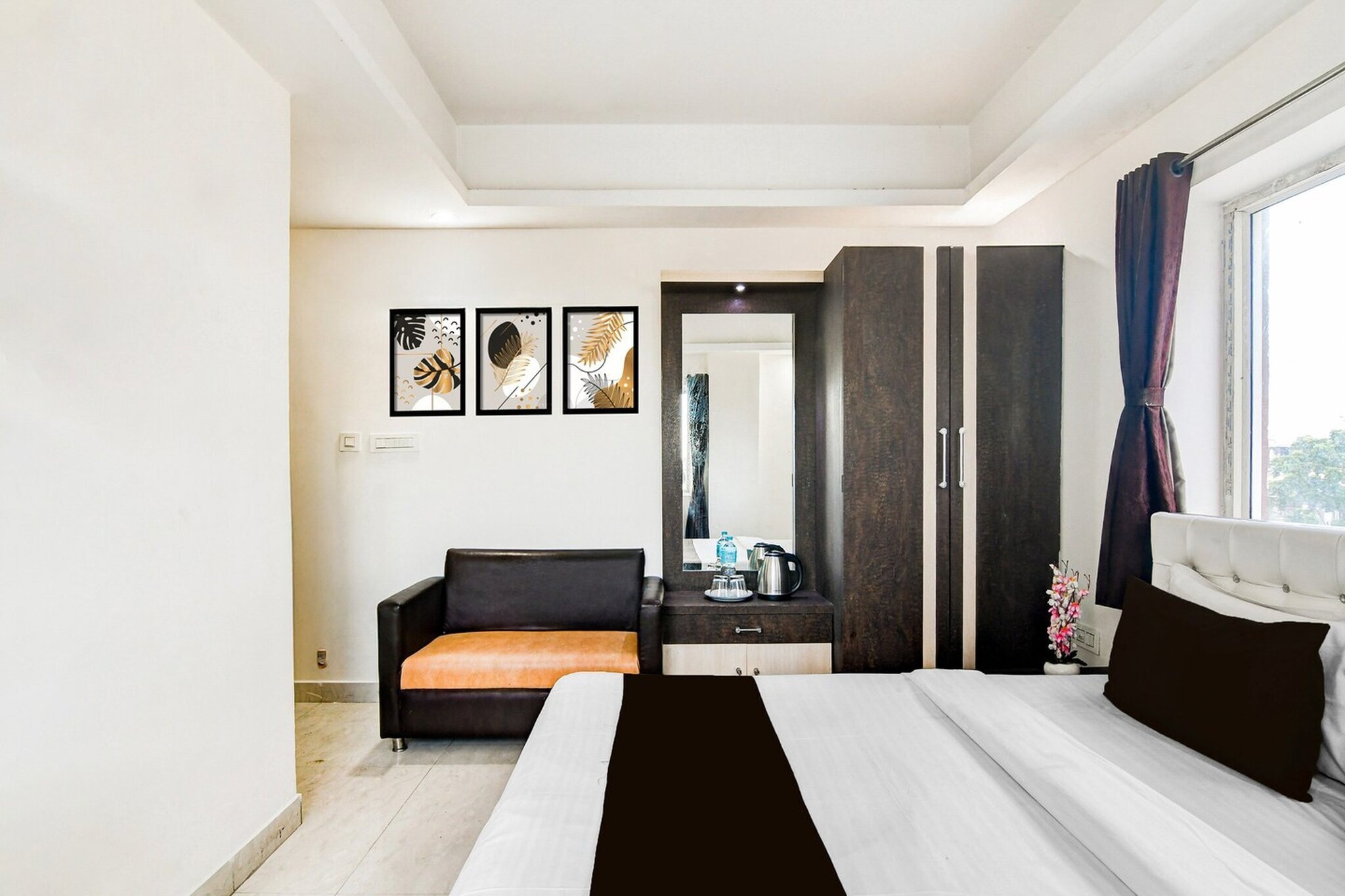 Collection O Chinar Park Crossway Kolkata Formerly Paradise Inn is situated in kolkata, within 6.6 km of Dumdum Metro Station and 11 km of M G Road Metro Station. With a shared lounge, the 3-star hotel has air-conditioned rooms with free WiFi, each with a private bathroom. The accommodation features room service, a 24-hour front desk and luggage storage for guests.

At the hotel, rooms are equipped with a desk. The rooms at Collection O Chinar Park Crossway Kolkata Formerly Paradise Inn are fitted with a seating area and a flat-screen TV with satellite channels.

Guests at the accommodation can enjoy a continental breakfast.

Sealdah Railway Station is 12 km from Collection O Chinar Park Crossway Kolkata Formerly Paradise Inn, while Esplanade Metro Station is 14 km from the property. Netaji Subhash Chandra Bose International Airport is 2 km away.

Unmarried couples are warmly welcome at this property.
Guests with local ID proof are warmly welcome.
Early Check-In Policy: A full day’s room rate will be charged for check-ins before 6:00 AM. Complimentary early check-in is available between 6:00 AM and 10:00 AM, subject to room availability.
Check-in is only available to guests aged 18 and above. Please provide a government-issued ID to confirm your age.
