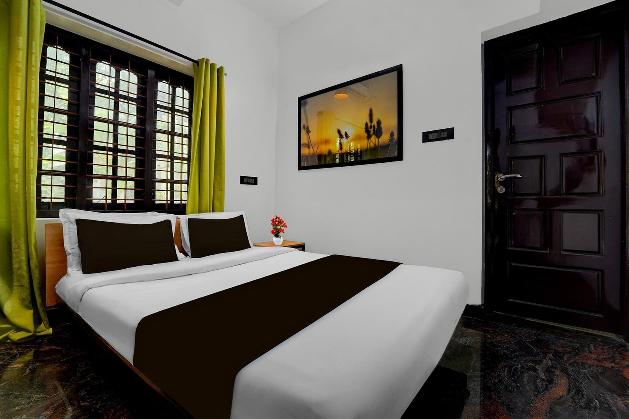 Ground floor: (bedroom(double bed, TV, seating area, air conditioning, Towels incl., telephone), bathroom(bathtub or shower, shower, washbasin, toilet, shampoo, body soap, hot water))