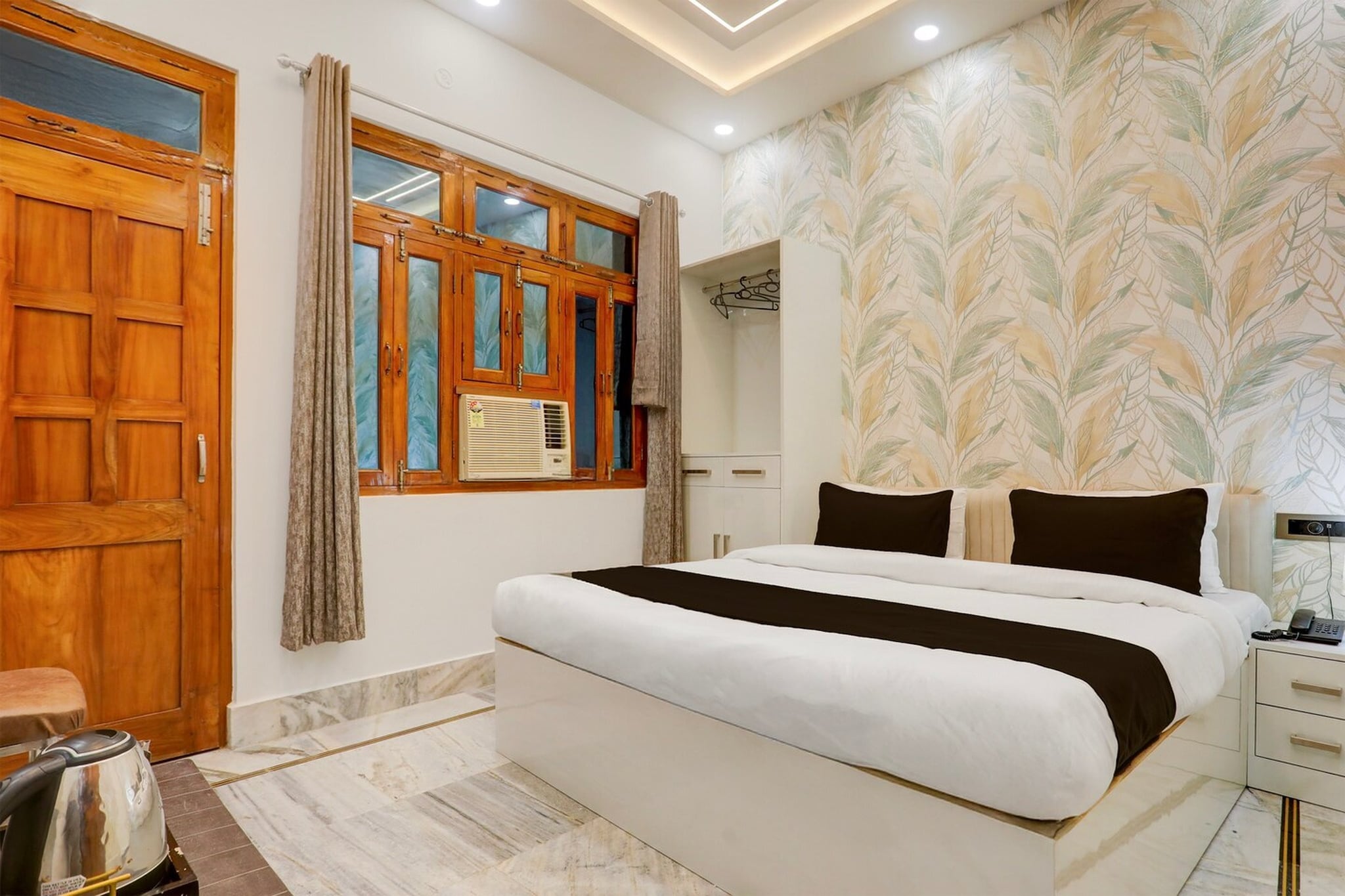 Situated within 2.7 km of Dasaswamedh Ghat and 2.9 km of Manikarnika Ghat, Townhouse Vishwanath Temple Varanasi features rooms with air conditioning and a private bathroom in Varanasi. This 4-star hotel offers room service, a 24-hour front desk and free WiFi. The hotel has family rooms.
All rooms at the hotel are fitted with a seating area, a flat-screen TV with satellite channels and a private bathroom with free toiletries and a bath or shower. All units have a desk.
Kashi Vishwanath Temple is 2.9 km from Townhouse Vishwanath Temple Varanasi, while Varanasi Junction Railway Station is 3.6 km from the property. Lal Bahadur Shastri International Airport is 25 km away.
1. Unmarried couples are warmly welcome at this property.
2. Guests with local ID proof are warmly welcome.
3.Early Check-In Policy: A full day’s room rate will be charged for check-ins before 6:00 AM. Complimentary early check-in is available between 6:00 AM and 10:00 AM, subject to room availability.
4.Foreign guests are welcome and allowed to stay at this property without any restrictions
Check-in is only available to guests aged 18 and above. Please provide a government-issued ID to confirm your age.