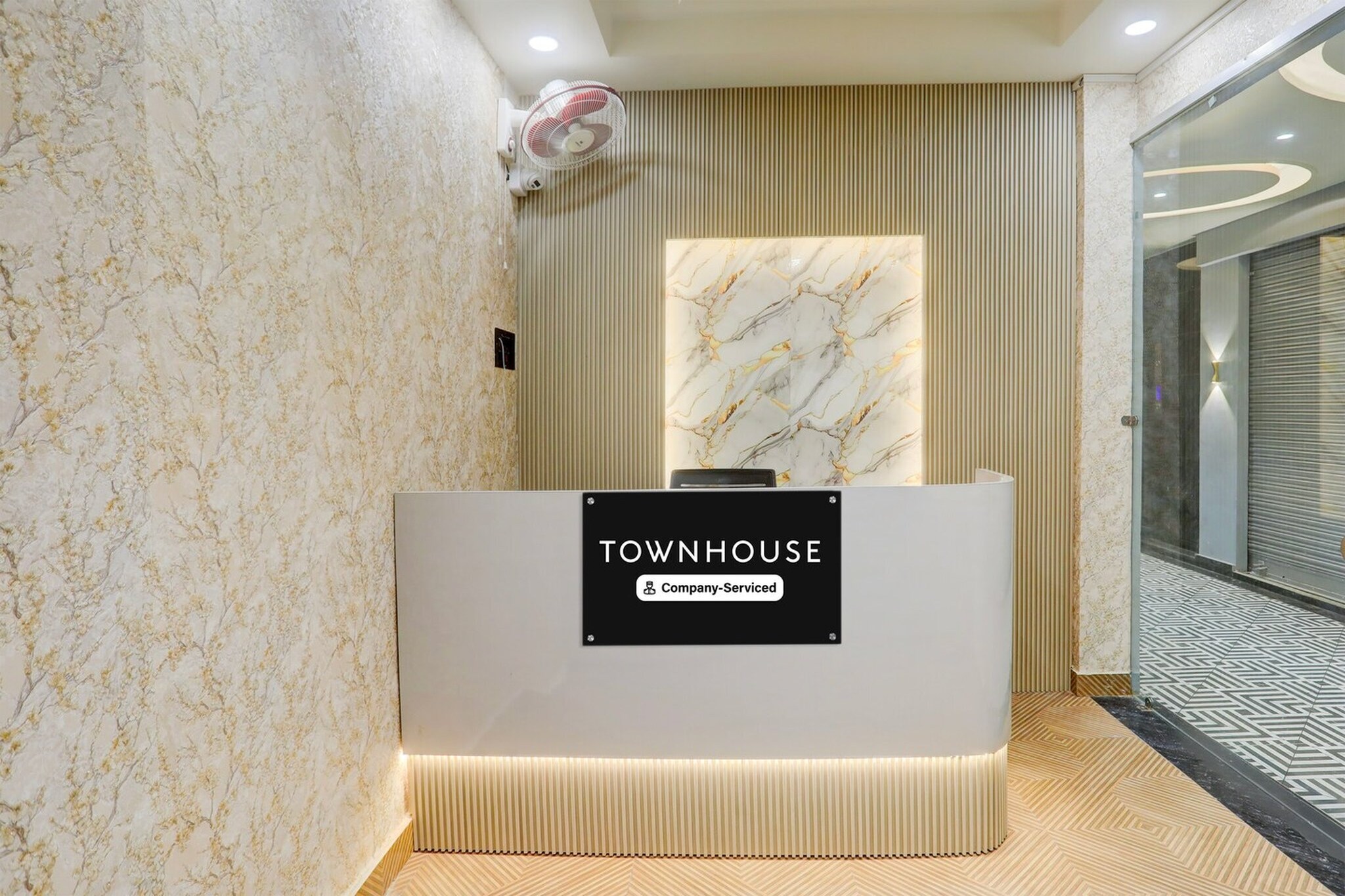 Ground floor: (bedroom(double bed, TV, seating area, air conditioning, Towels incl., telephone), bathroom(bathtub or shower, shower, washbasin, toilet, shampoo, body soap, hot water))