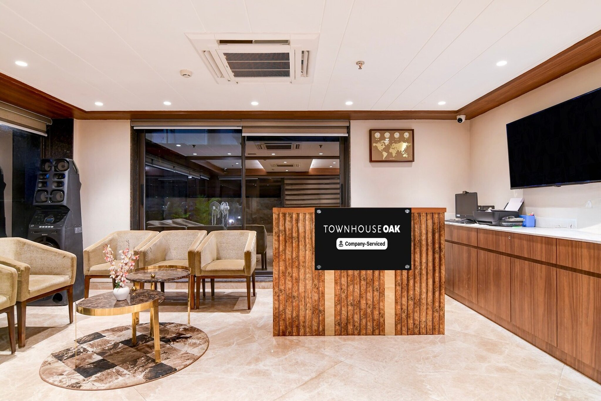 Ground floor: (bedroom(double bed, TV, seating area, air conditioning, Towels incl., telephone), bathroom(bathtub or shower, shower, washbasin, toilet, shampoo, body soap, hot water), lift)