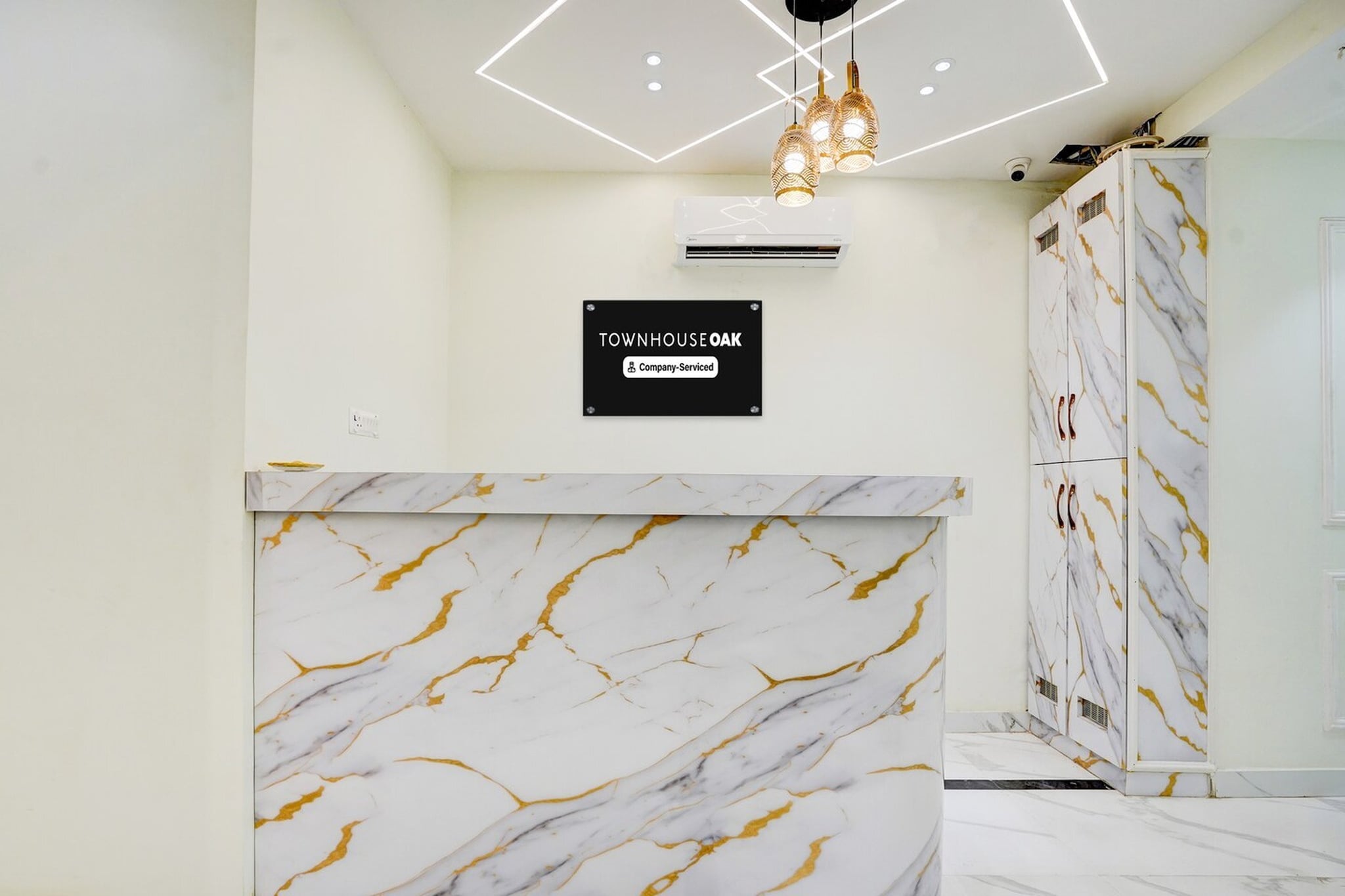 Ground floor: (bedroom(double bed, TV, seating area, air conditioning, Towels incl., telephone), bathroom(bathtub or shower, shower, washbasin, toilet, shampoo, body soap, hot water))