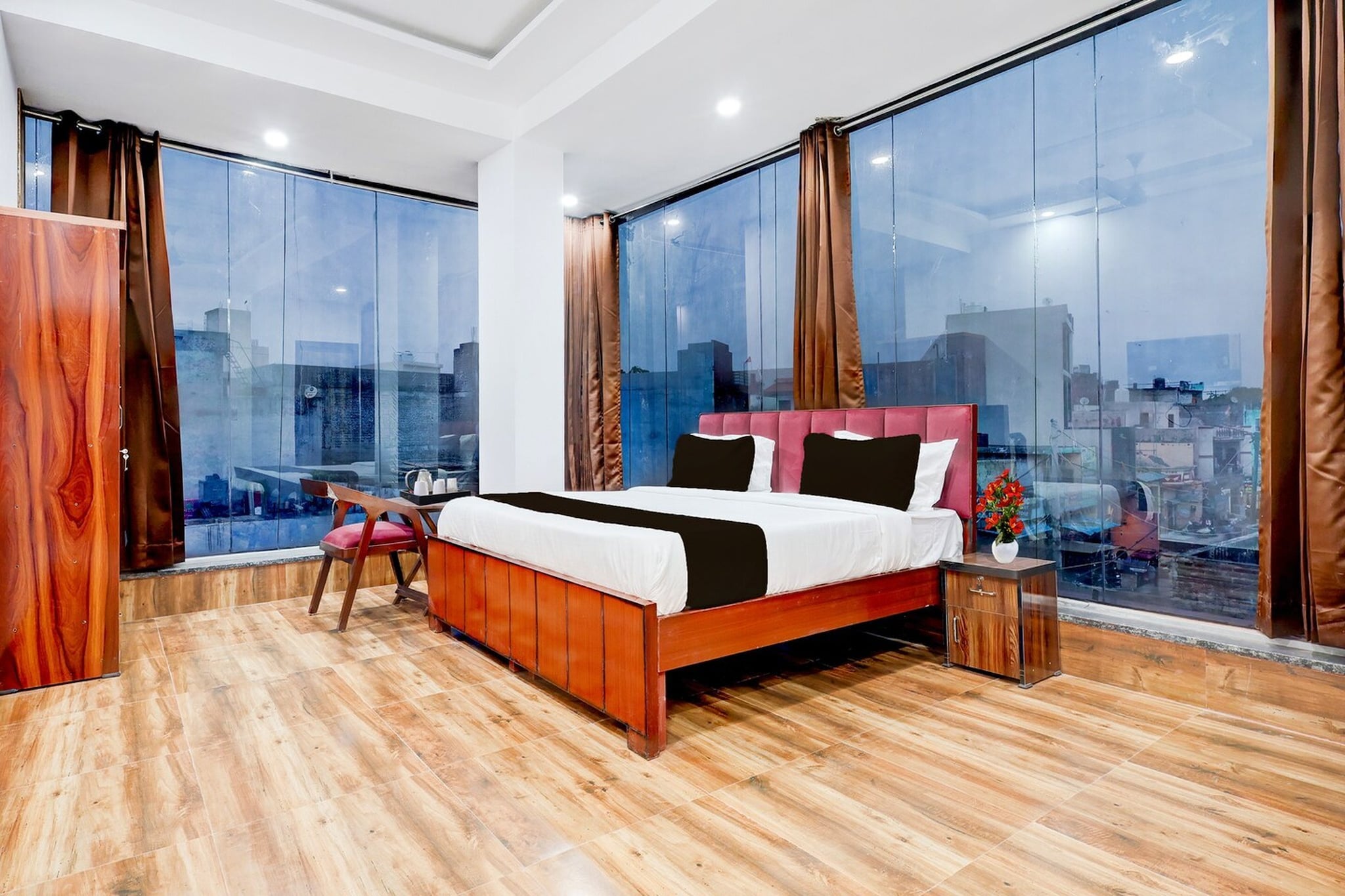 Ground floor: (bedroom(double bed, TV, seating area, air conditioning, Towels incl., telephone), bathroom(bathtub or shower, shower, washbasin, toilet, shampoo, body soap, hot water))