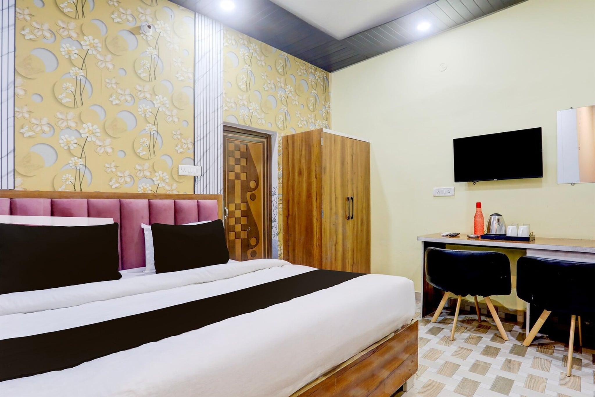 Set within 5.9 km of Varanasi Junction Railway Station and 6.3 km of Sri Sankata Mochan Hanuman Temple, Hotel O Banaras Junction BLW offers rooms with air conditioning and a private bathroom in Kakarmatha. This 3-star hotel offers room service, a 24-hour front desk and free WiFi. The property is non-smoking and is located 6.6 km from Harishchandra Ghat.
The units at the hotel come with a seating area, a flat-screen TV with satellite channels and a private bathroom with free toiletries and a bath or shower. Guest rooms feature a desk.
Kedar Ghat is 6.6 km from Hotel O Banaras Junction BLW, while Dasaswamedh Ghat is 6.8 km away. Lal Bahadur Shastri International Airport is 28 km from the property.
Unmarried couples are warmly welcome at this property.
Guests with local ID proof are warmly welcome.
Apologies, but we are currently unable to host foreign nationals at this property.
Early Check-In Policy: A full day’s room rate will be charged for check-ins before 6:00 AM. Complimentary early check-in is available between 6:00 AM and 10:00 AM, subject to room availability.
Check-in is only available to guests aged 18 and above. Please provide a government-issued ID to confirm your age.