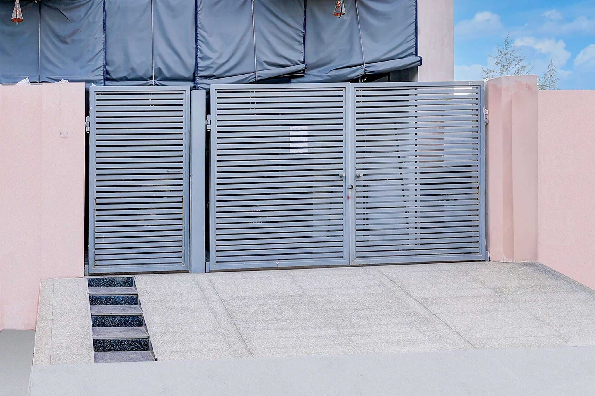 Ground floor: (bedroom(double bed, TV, seating area, air conditioning, Towels incl., telephone), bathroom(bathtub or shower, shower, washbasin, toilet, shampoo, body soap, hot water))