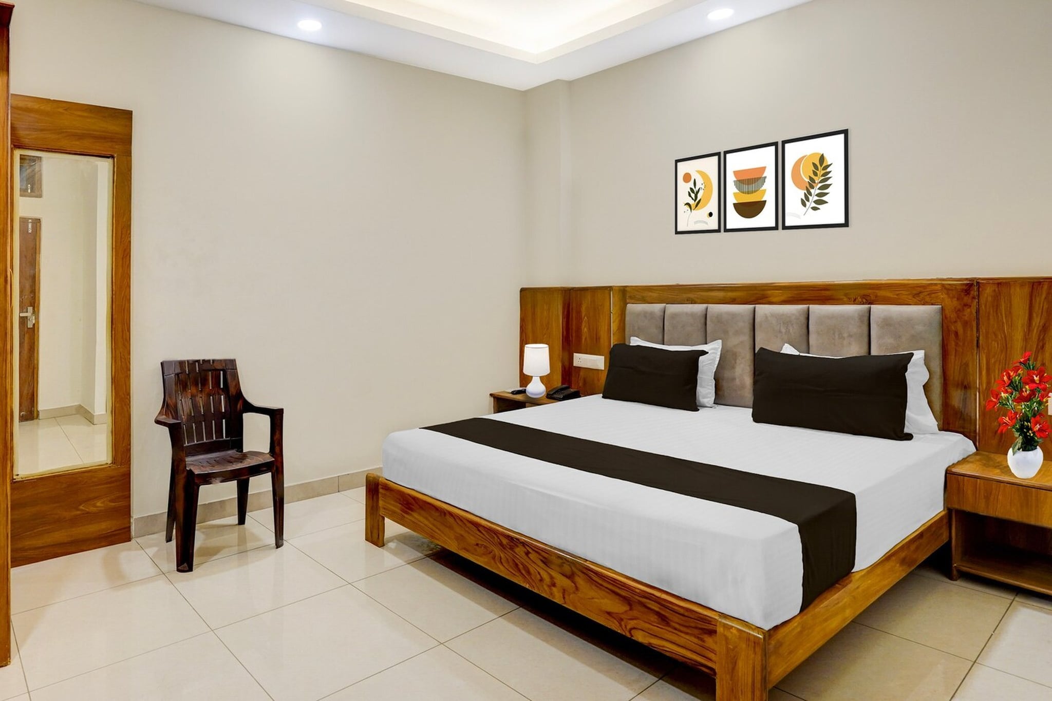 Ground floor: (bedroom(double bed, TV, seating area, air conditioning, Towels incl., telephone), bathroom(bathtub or shower, shower, washbasin, toilet, shampoo, body soap, hot water), lift)
