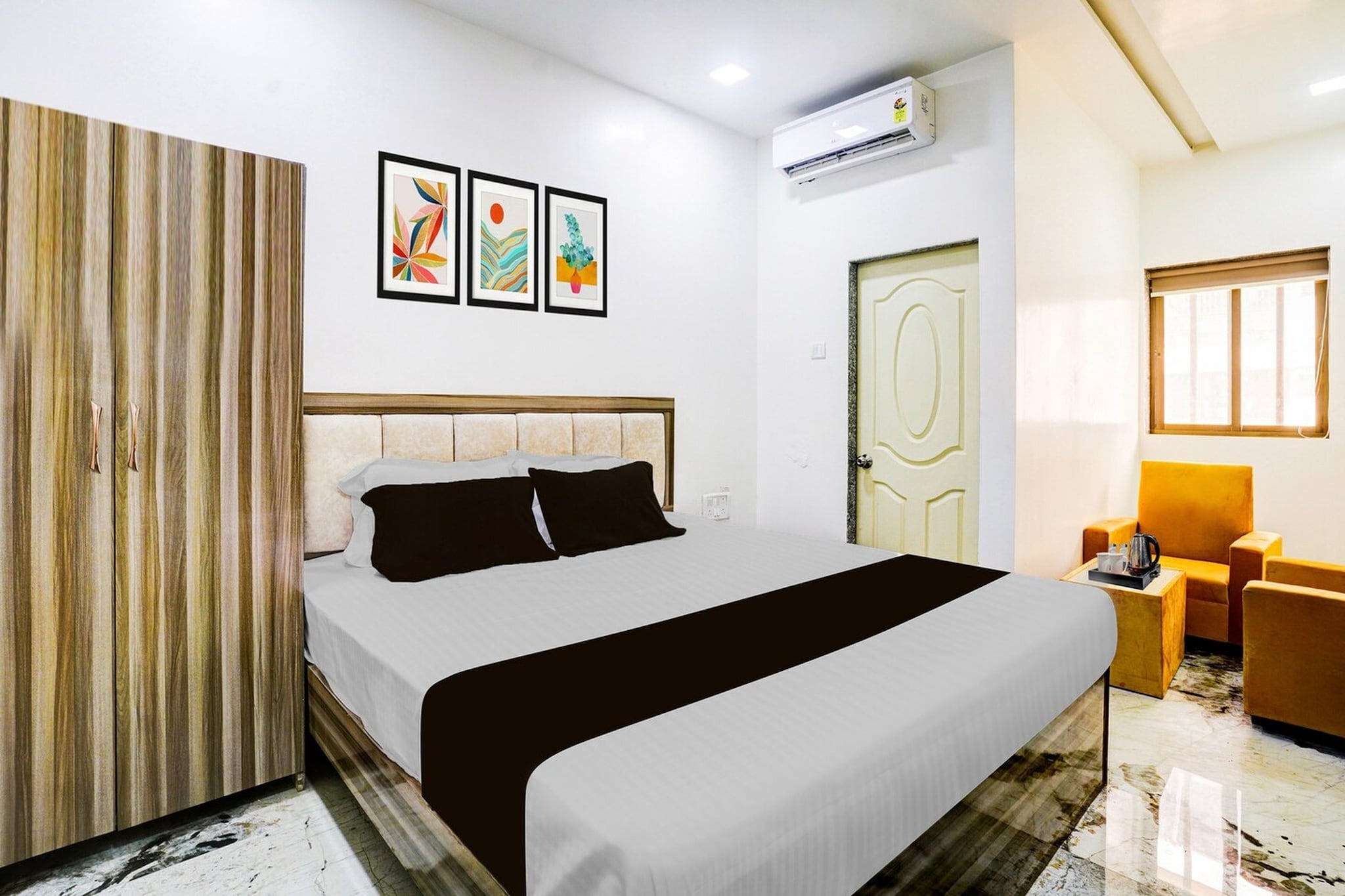 Ground floor: (bedroom(double bed, TV, seating area, air conditioning, Towels incl., telephone), bathroom(bathtub or shower, shower, washbasin, toilet, shampoo, body soap, hot water))
