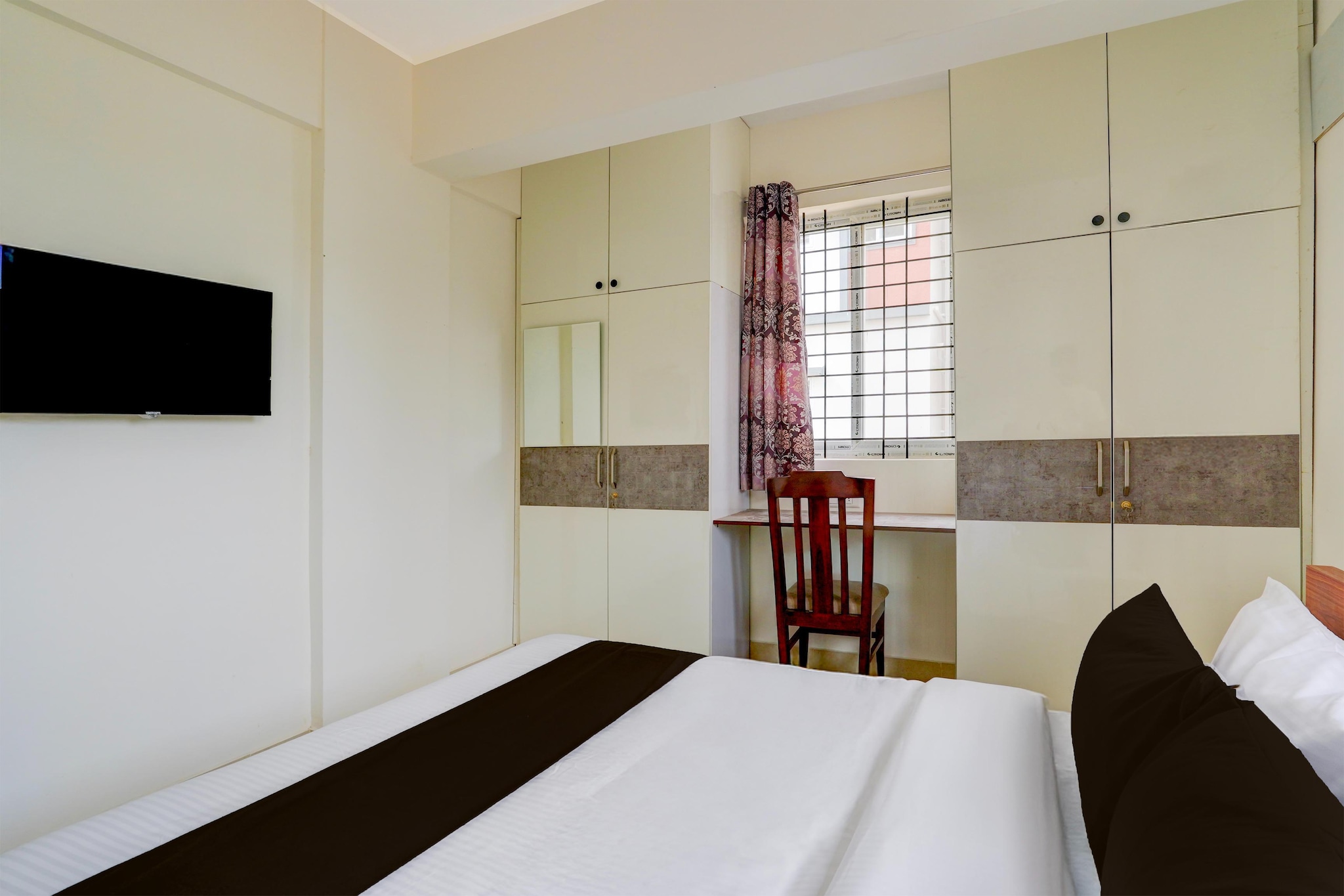 Collection O Christ University is situated in Kammasandra, in the Electronic City district. Among the facilities at this property are room service and a 24-hour front desk, along with free WiFi throughout the property. The hotel has family rooms.
The rooms at the hotel are fitted with a seating area, a flat-screen TV with satellite channels and a private bathroom with free toiletries and a bath or shower. All guest rooms at Collection O Christ University have air conditioning and a desk.
Kempegowda International Airport is 54 km from the property.
1. Unmarried couples are warmly welcome at this property.
2. Guests with local ID proof are warmly welcome.
3.Early Check-In Policy: A full day’s room rate will be charged for check-ins before 6:00 AM. Complimentary early check-in is available between 6:00 AM and 10:00 AM, subject to room availability.
4.Foreign guests are welcome and allowed to stay at this property without any restrictions
Check-in is only available to guests aged 18 and above. Please provide a government-issued ID to confirm your age.