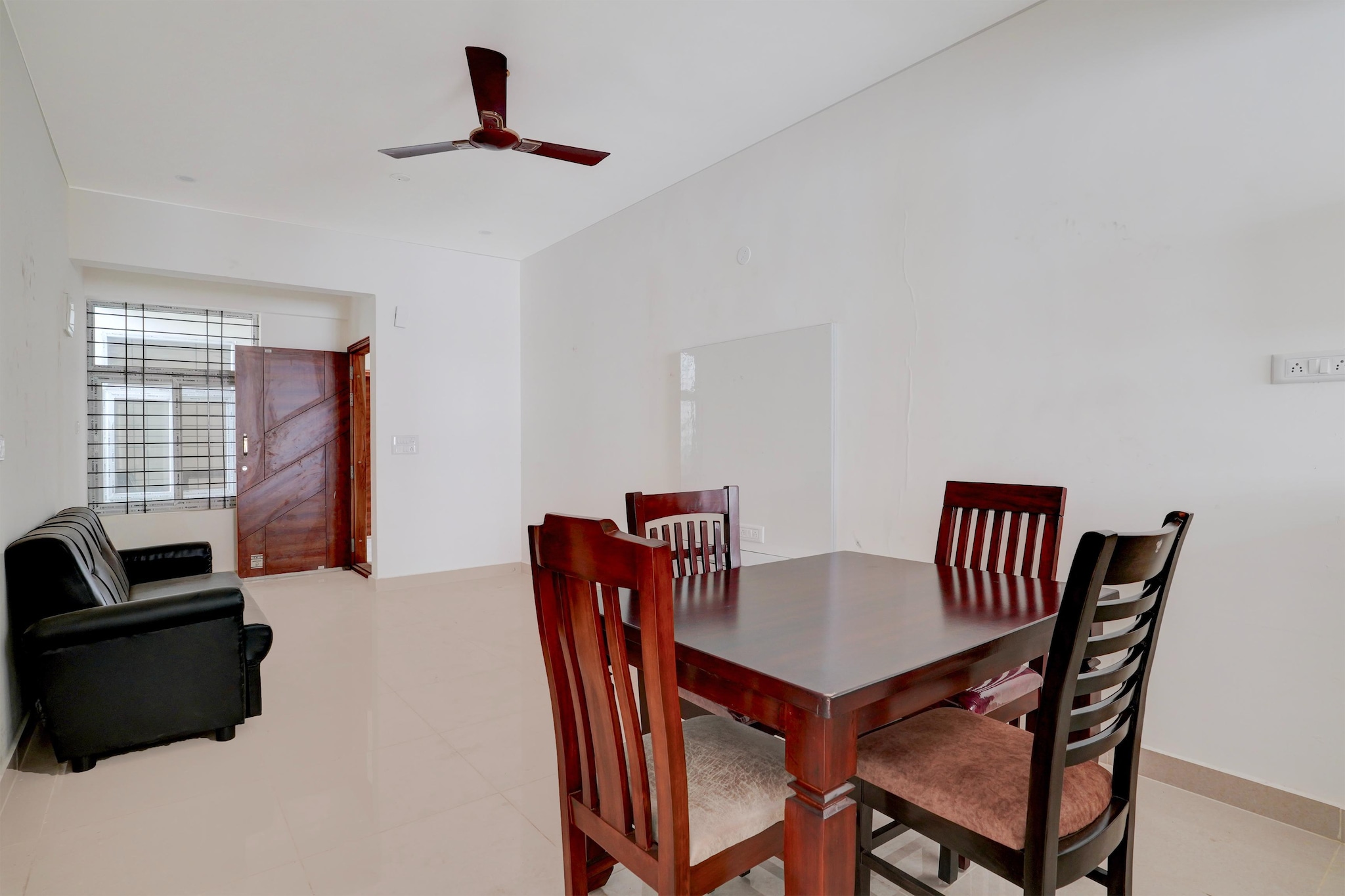 Ground floor: (bedroom(double bed, TV, seating area, air conditioning, Towels incl., telephone), bathroom(bathtub or shower, shower, washbasin, toilet, shampoo, body soap, hot water), lift)