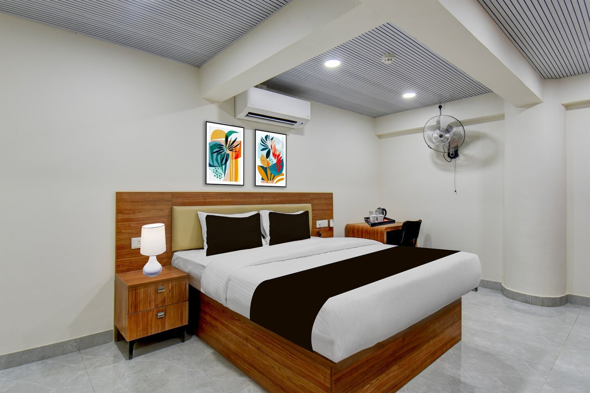 Ground floor: (bedroom(double bed, TV, seating area, air conditioning, Towels incl., telephone), bathroom(bathtub or shower, shower, washbasin, toilet, shampoo, body soap, hot water))