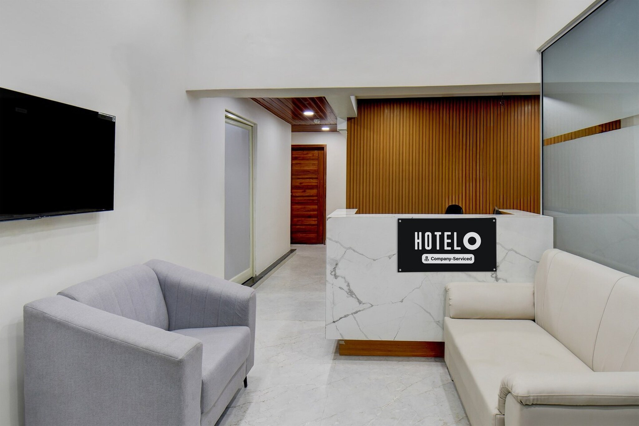 Ground floor: (bedroom(double bed, TV, seating area, air conditioning, Towels incl., telephone), bathroom(bathtub or shower, shower, washbasin, toilet, shampoo, body soap, hot water))