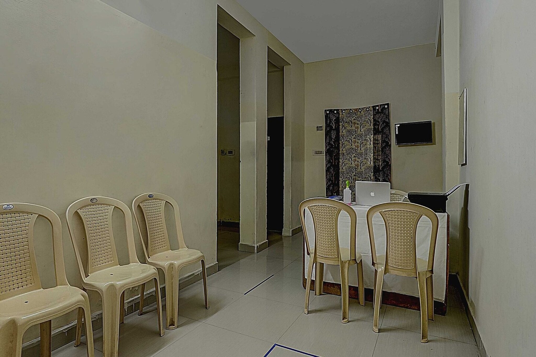 Ground floor: (bedroom(double bed, TV, seating area, air conditioning, Towels incl., telephone), bathroom(bathtub or shower, shower, washbasin, toilet, shampoo, body soap, hot water))