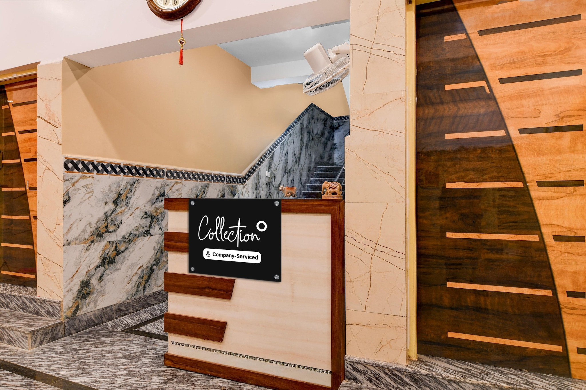 Ground floor: (bedroom(double bed, TV, seating area, air conditioning, Towels incl., telephone), bathroom(bathtub or shower, shower, washbasin, toilet, shampoo, body soap, hot water), lift)