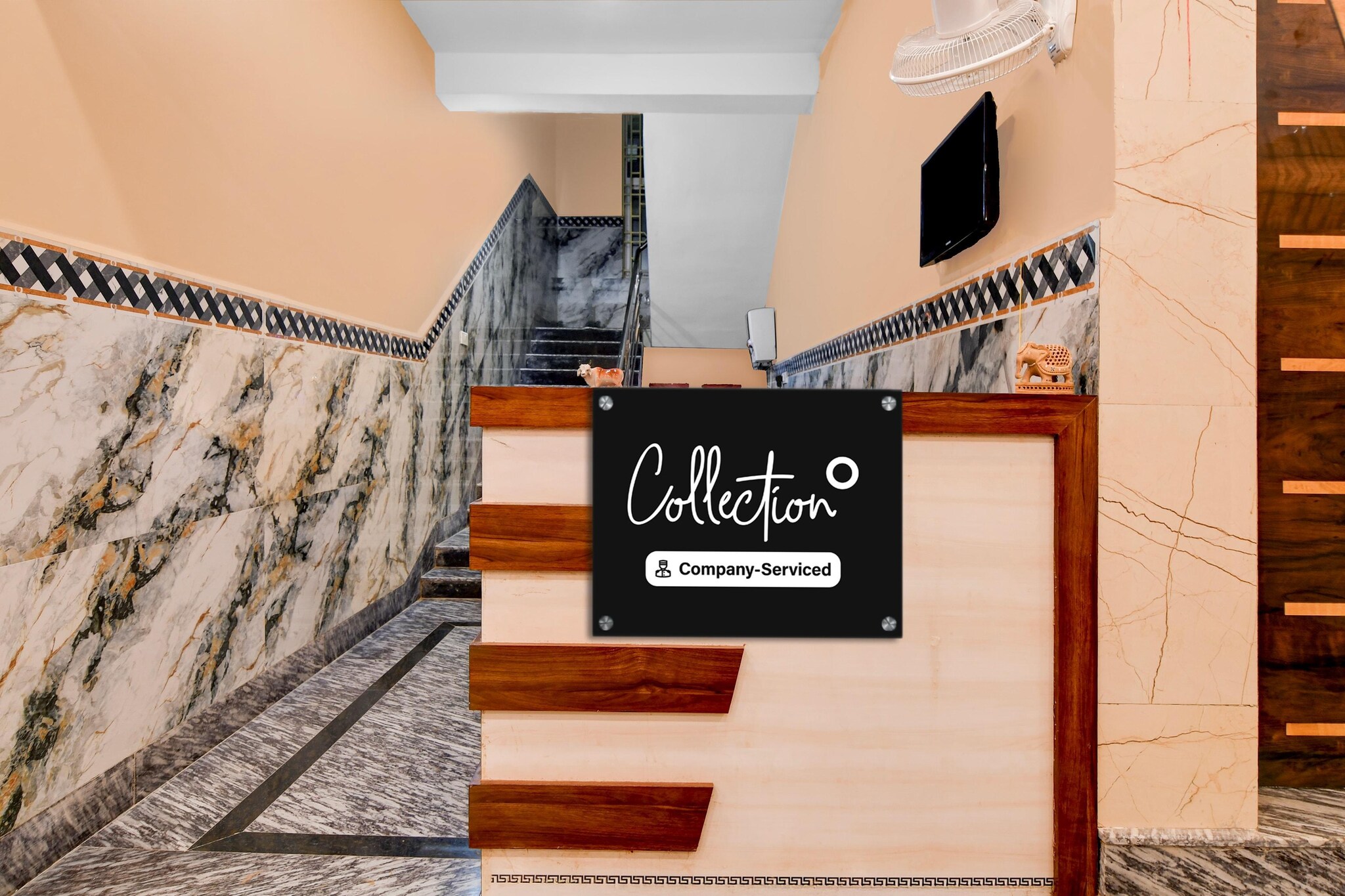 Ground floor: (bedroom(double bed, TV, seating area, air conditioning, Towels incl., telephone), bathroom(bathtub or shower, shower, washbasin, toilet, shampoo, body soap, hot water), lift)