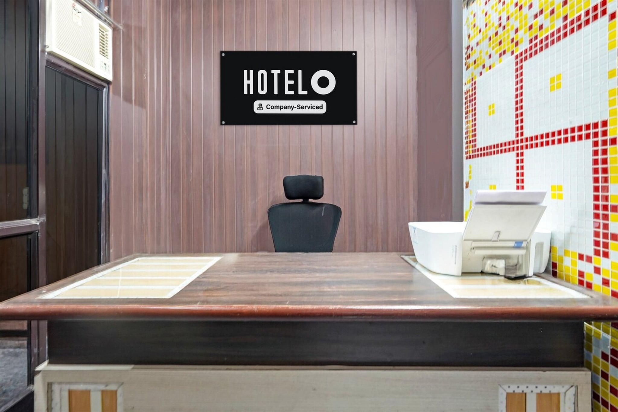 Ground floor: (bedroom(double bed, TV, seating area, air conditioning, Towels incl., telephone), bathroom(bathtub or shower, shower, washbasin, toilet, shampoo, body soap, hot water), lift)