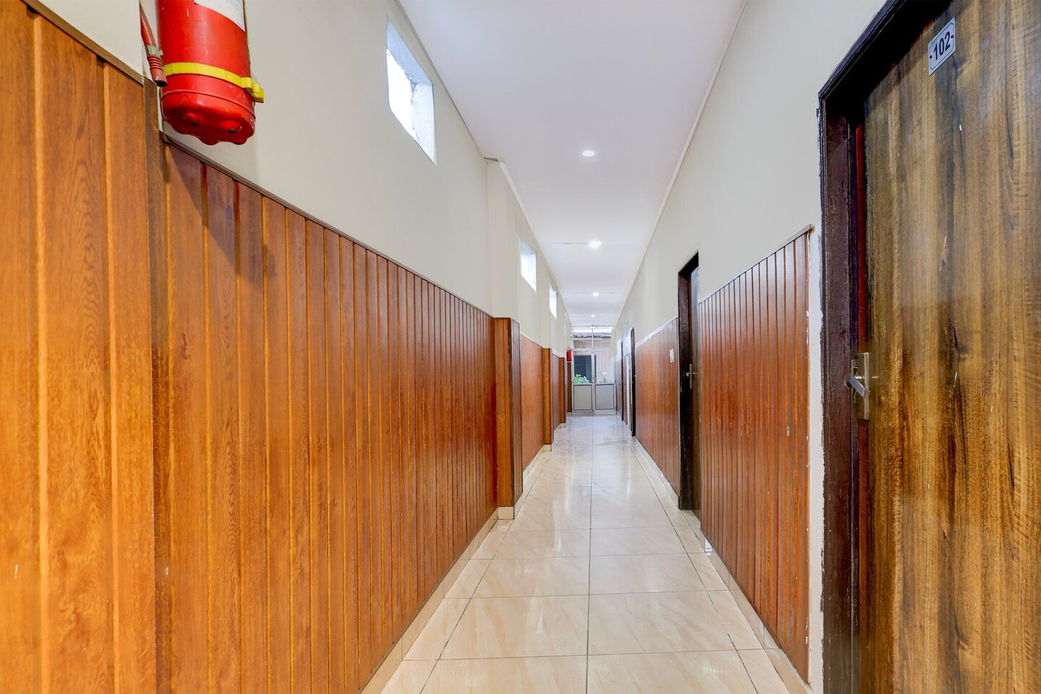 Ground floor: (bedroom(double bed, TV, seating area, air conditioning, Towels incl., telephone), bathroom(bathtub or shower, shower, washbasin, toilet, shampoo, body soap, hot water))