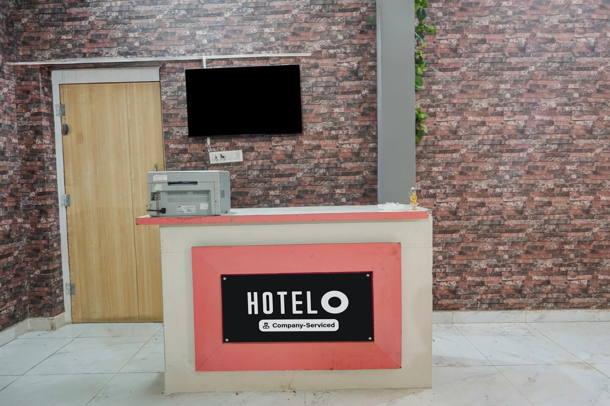 Ground floor: (bedroom(double bed, TV, seating area, air conditioning, Towels incl., telephone), bathroom(bathtub or shower, shower, washbasin, toilet, shampoo, body soap, hot water))