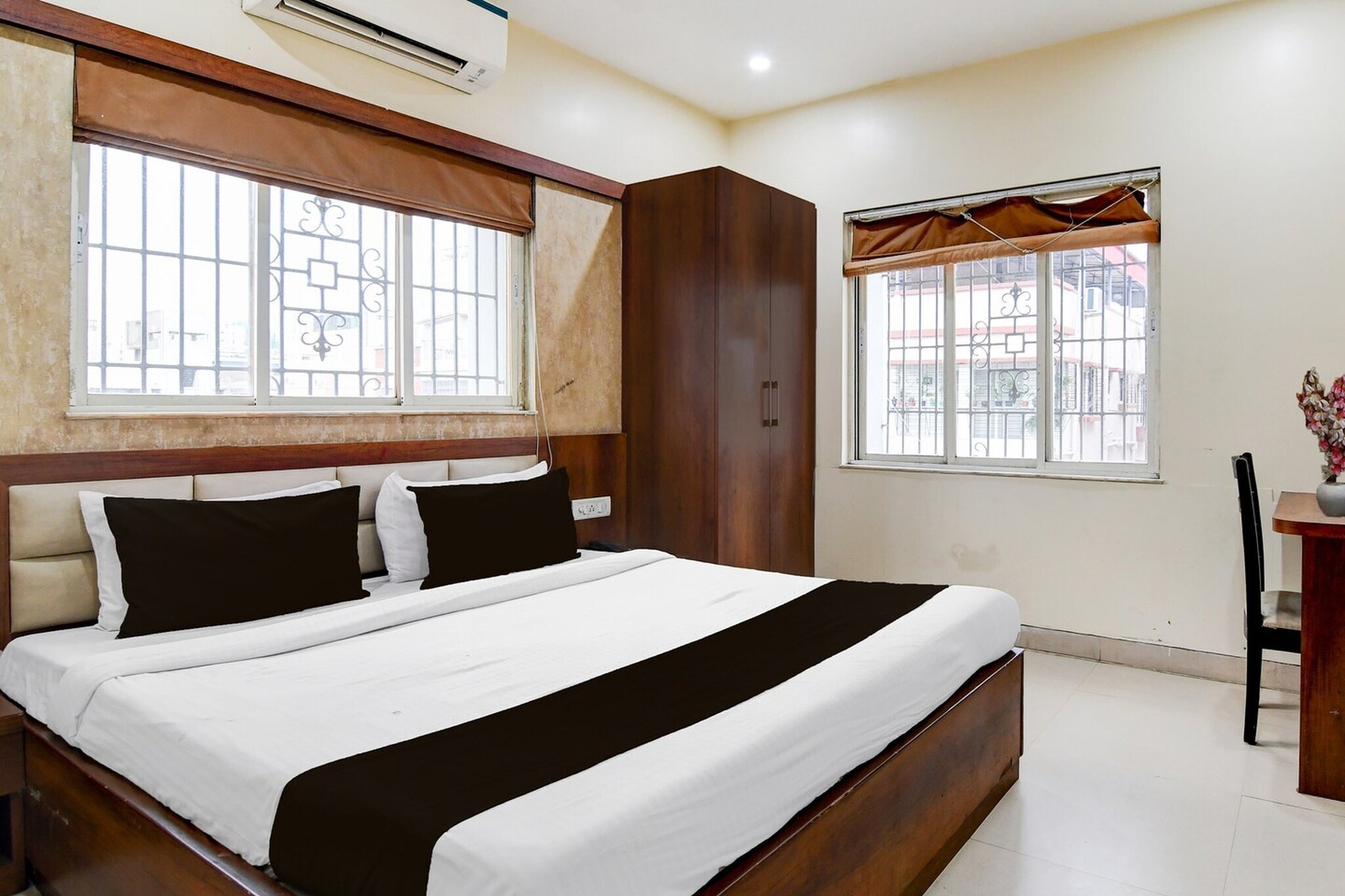 Set within 12 km of Dumdum Metro Station and 13 km of Sealdah Railway Station, Collection O Aircraft Museum Formerly Dream Plaza offers rooms with air conditioning and a private bathroom in kolkata. This 3-star hotel offers room service, a 24-hour front desk and free WiFi. The property is non-smoking and is located 13 km from M G Road Metro Station.

The units at the hotel come with a seating area, a flat-screen TV with satellite channels and a private bathroom with free toiletries and a bath or shower. Guest rooms feature a desk.

New Market is 15 km from Collection O Aircraft Museum Formerly Dream Plaza, while Esplanade Metro Station is 15 km away. 

Netaji Subhash Chandra Bose International Airport is 9 km from the property.

1. Unmarried couples are warmly welcome at this property.
2. Guests with local ID proof are warmly welcome.
3.Early Check-In Policy: A full dayâ€™s room rate will be charged for check-ins before 6:00 AM. Complimentary early check-in is available between 6:00 AM and 10:00 AM, subject to room availability.
4.Foreign guests are welcome and allowed to stay at this property without any restrictions
Check-in is only available to guests aged 18 and above. Please provide a government-issued ID to confirmÂ yourÂ age.
