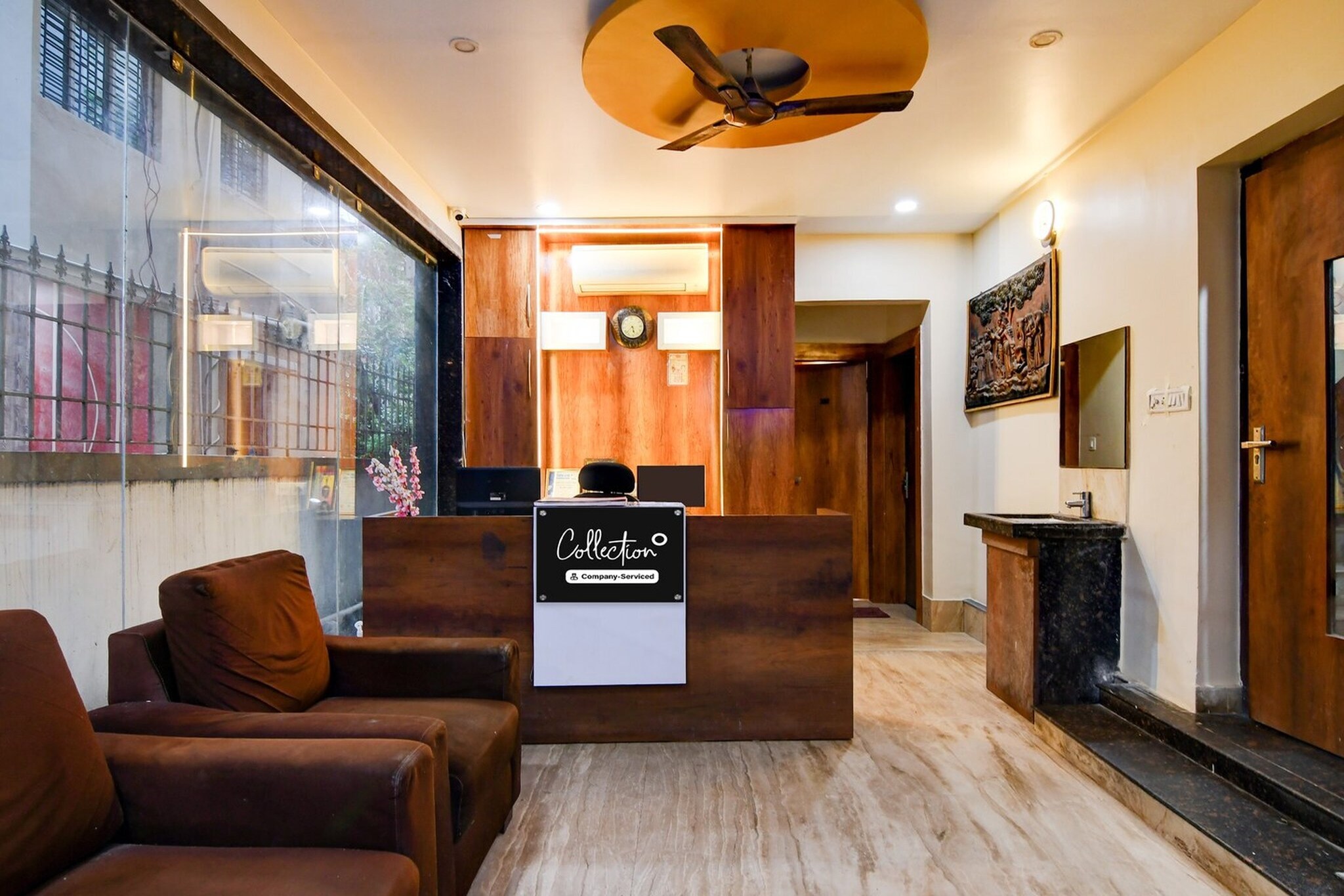 Ground floor: (bedroom(double bed, TV, seating area, air conditioning, lift, Towels incl., telephone), bathroom(bathtub or shower, shower, washbasin, toilet, shampoo, body soap, hot water))