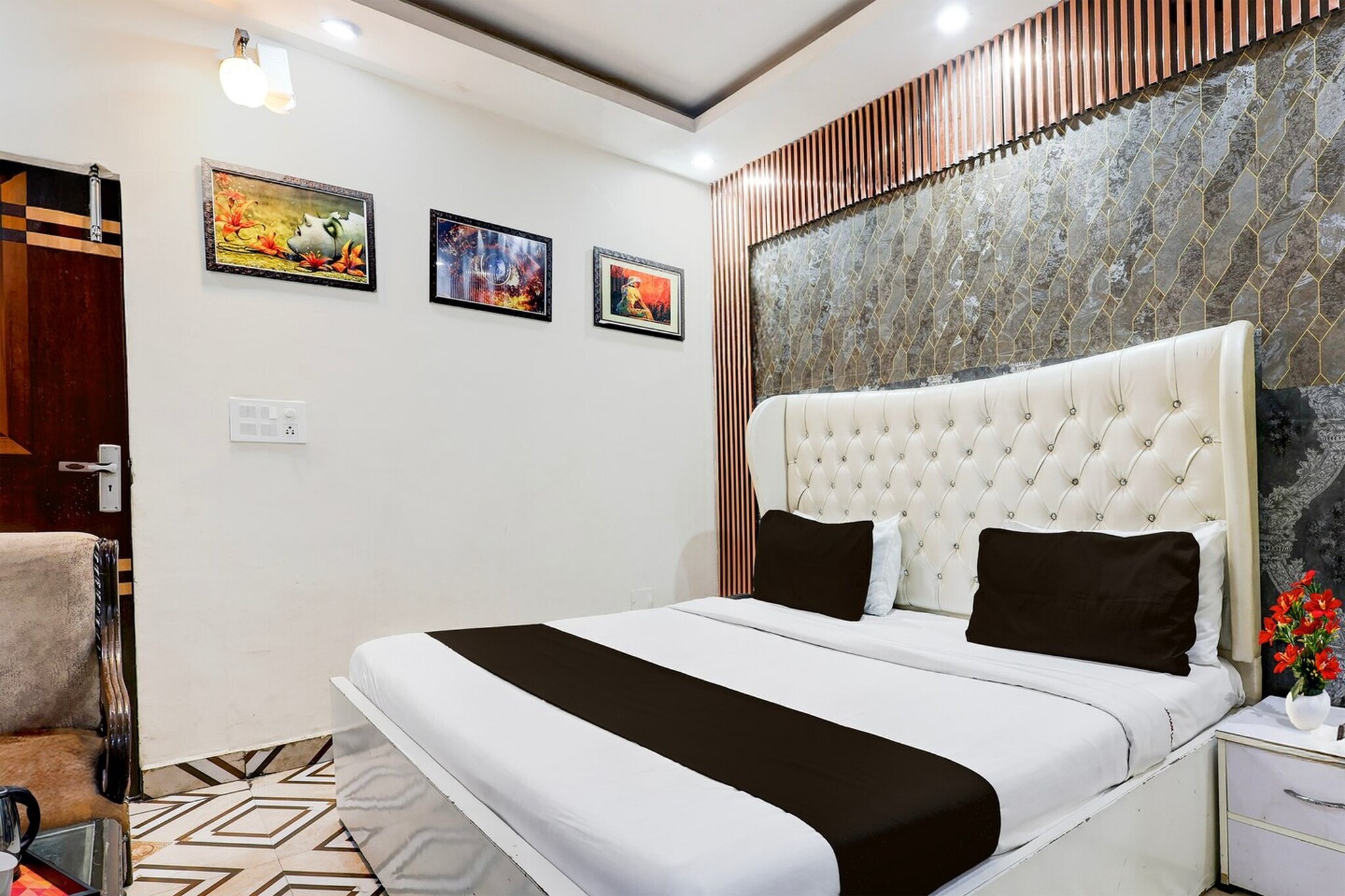 Ground floor: (bedroom(double bed, TV, seating area, air conditioning, Towels incl., telephone), bathroom(bathtub or shower, shower, washbasin, toilet, shampoo, body soap, hot water), lift)