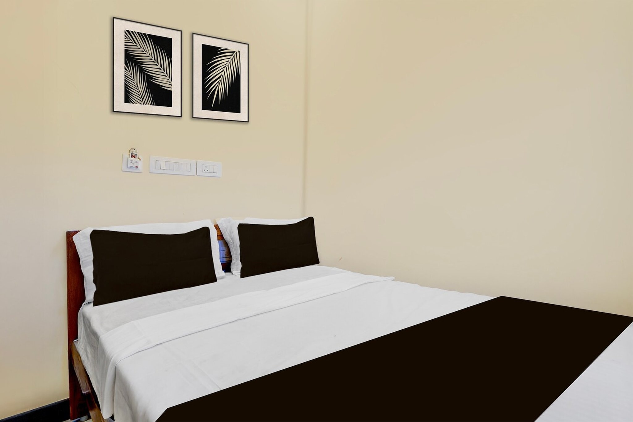 Collection O New Theni Bus Terminal Formerly SS Tourist Home is located in Theni. This 3-star hotel offers room service, a 24-hour front desk and free WiFi. The hotel features family rooms.

Guest rooms at the hotel are equipped with a seating area, a flat-screen TV with satellite channels and a private bathroom with free toiletries and a bath or shower. The rooms at Collection O New Theni Bus Terminal Formerly SS Tourist Home include air conditioning and a desk.

Madurai Airport is 79 km away.

1. Unmarried couples are warmly welcome at this property.
2. Guests with local ID proof are warmly welcome.
3.Early Check-In Policy: A full day’s room rate will be charged for check-ins before 6:00 AM. Complimentary early check-in is available between 6:00 AM and 10:00 AM, subject to room availability.
4.Foreign guests are welcome and allowed to stay at this property without any restrictions
Check-in is only available to guests aged 18 and above. Please provide a government-issued ID to confirm your age.
