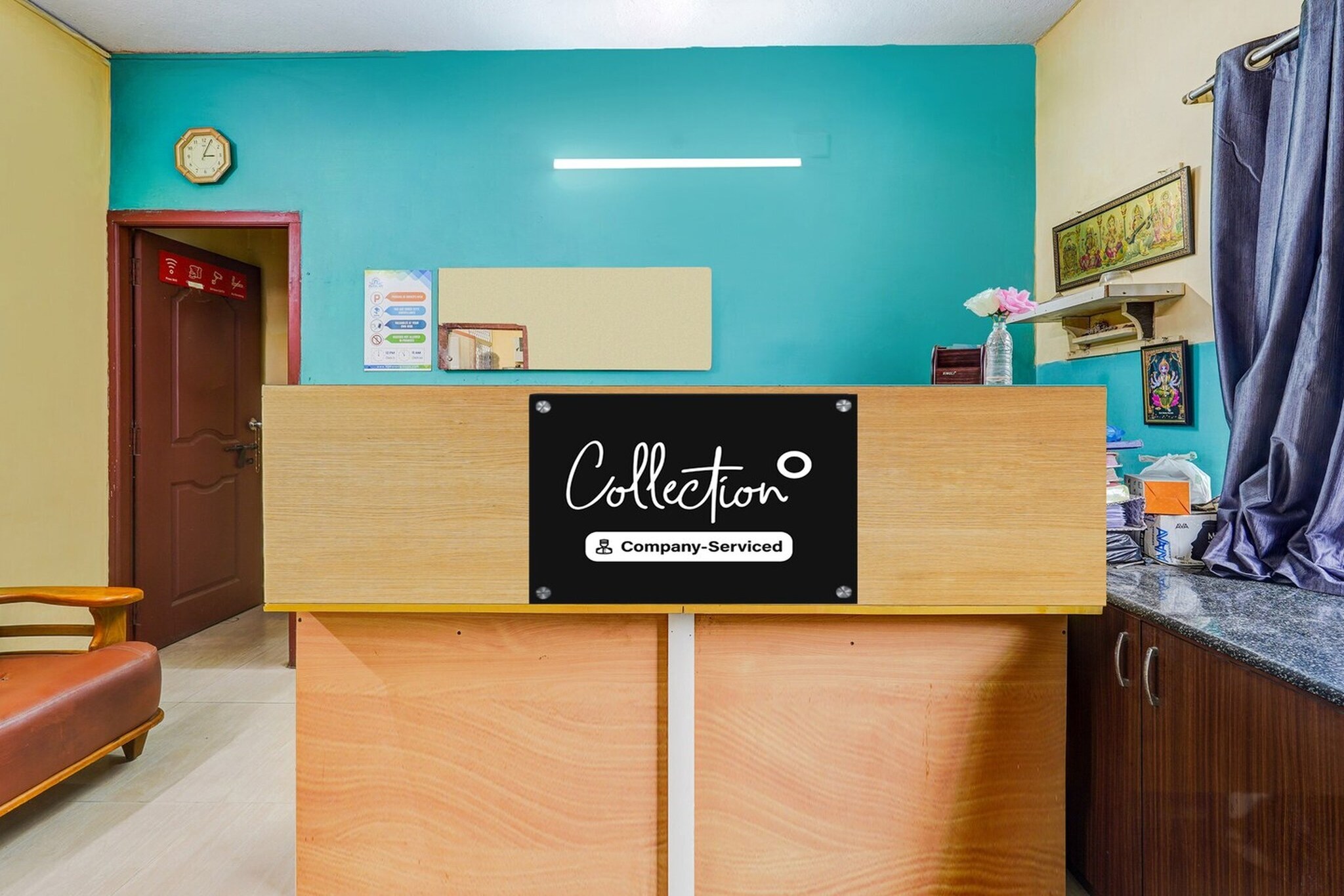 Ground floor: (bedroom(double bed, TV, seating area, air conditioning, Towels incl., telephone), bathroom(bath tub, bathtub or shower, shower, washbasin, toilet, shampoo, body soap, hot water), parking, swimming pool(shared with other guests), lift, Laundry Package incl.)