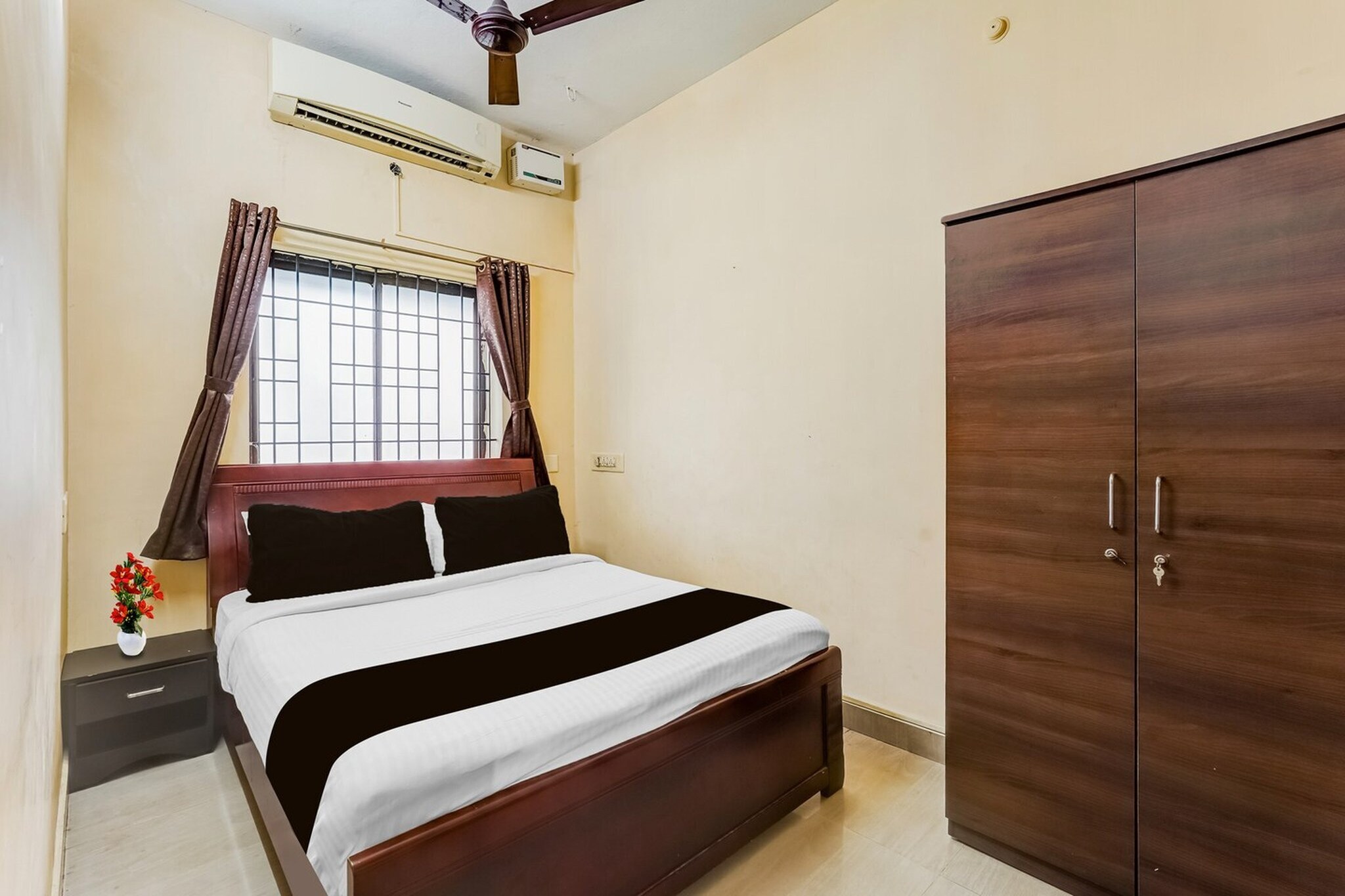 Collection O Nanmangalam Lake Formerly Vasantham Guest House is situated in Chennai, 13 km from St. Thomas Mount and 13 km from Arignar Anna Zoological Park. With a shared lounge, the 3-star hotel has air-conditioned rooms with free WiFi, each with a private bathroom. The hotel has an indoor pool and room service.

All rooms at the hotel are fitted with a flat-screen TV with satellite channels and a kitchen. The units have a desk.

The restaurant at Collection O Nanmangalam Lake Formerly Vasantham Guest House specialises in Indian cuisine.

Speaking English and Hindi, staff will be happy to provide guests with practical advice on the area at the 24-hour front desk.

Chennai Trade Centre is 13 km from the accommodation, while Anna University is 15 km from the property. Chennai International Airport is 7 km away.

1. Unmarried couples are warmly welcome at this property.
2. Guests with local ID proof are warmly welcome.
3.Early Check-In Policy: A full day’s room rate will be charged for check-ins before 6:00 AM. Complimentary early check-in is available between 6:00 AM and 10:00 AM, subject to room availability.
4.Foreign guests are welcome and allowed to stay at this property without any restrictions
Check-in is only available to guests aged 18 and above. Please provide a government-issued ID to confirm your age.
