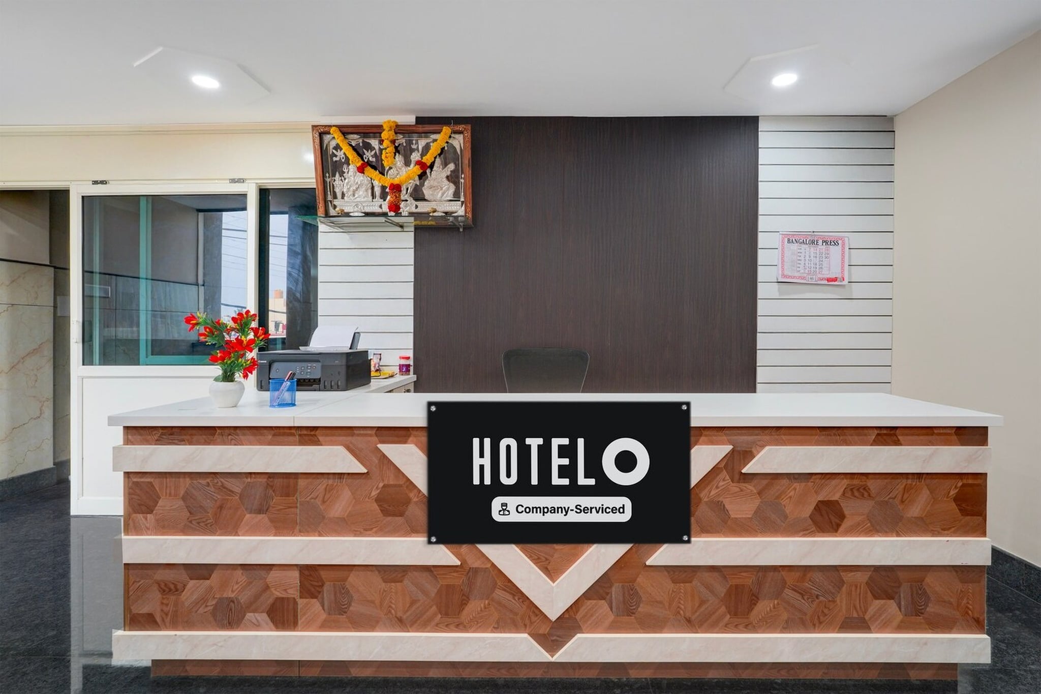 Ground floor: (bedroom(double bed, TV, seating area, air conditioning, Towels incl., telephone), bathroom(bathtub or shower, shower, washbasin, toilet, shampoo, body soap, hot water), lift)