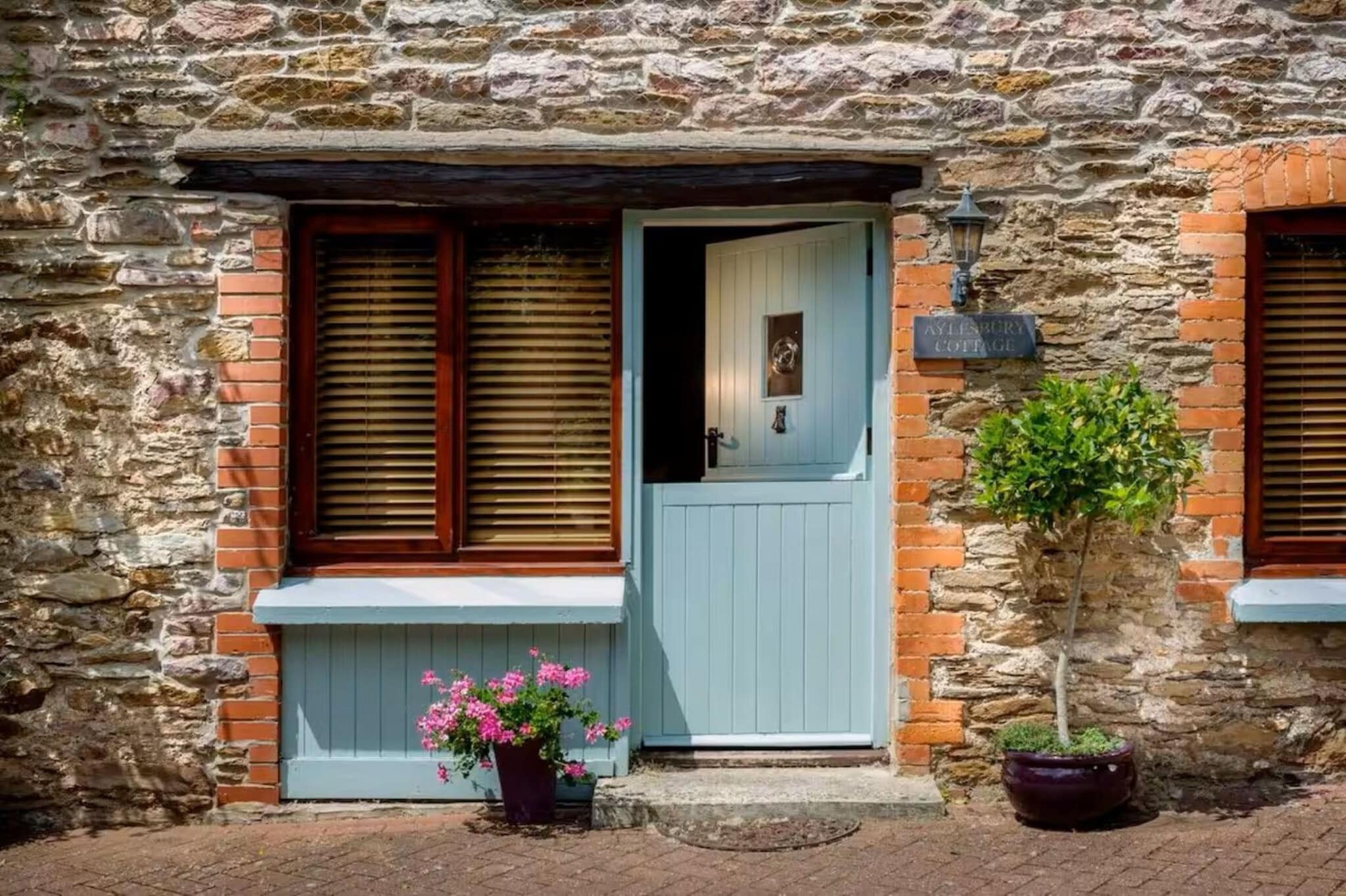 Coulscott Aylesbury Cottage - Hall & reception
