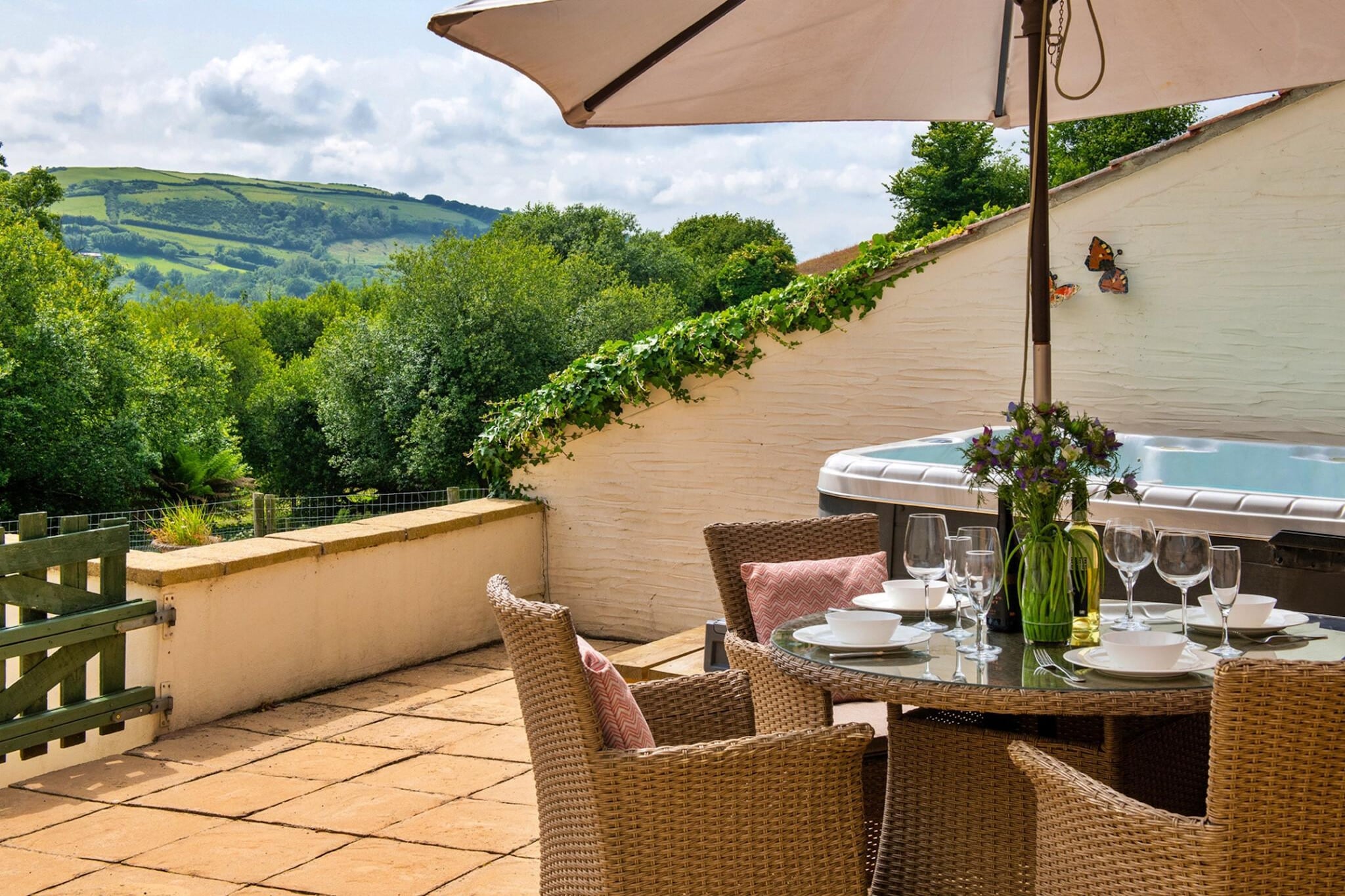 Coulscott Aylesbury Cottage - Terrace balcony