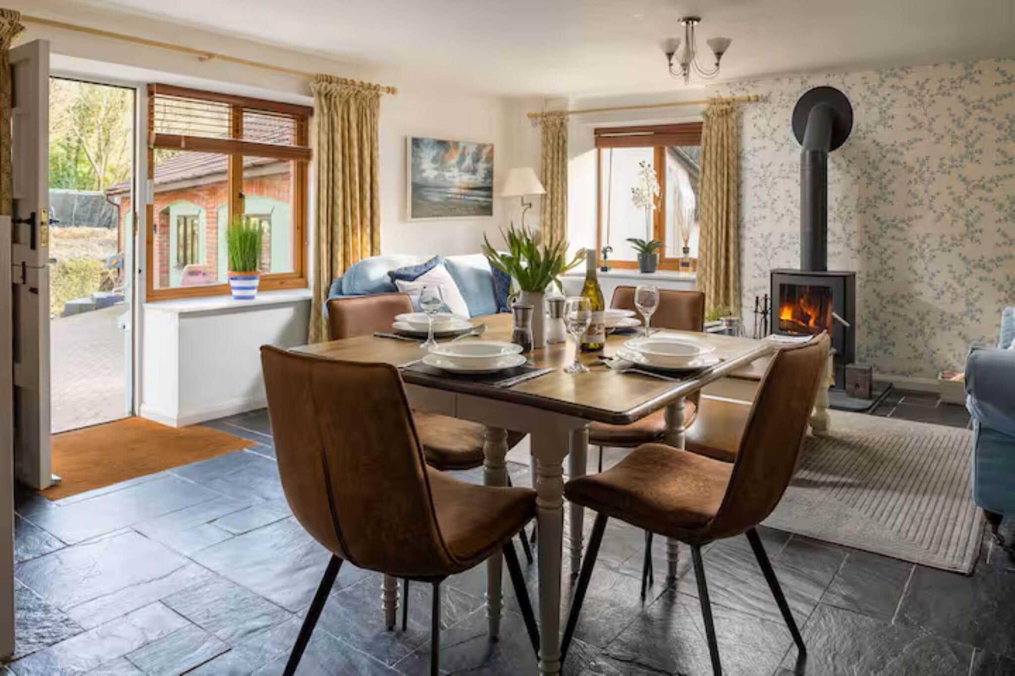 Coulscott Aylesbury Cottage - Dining room