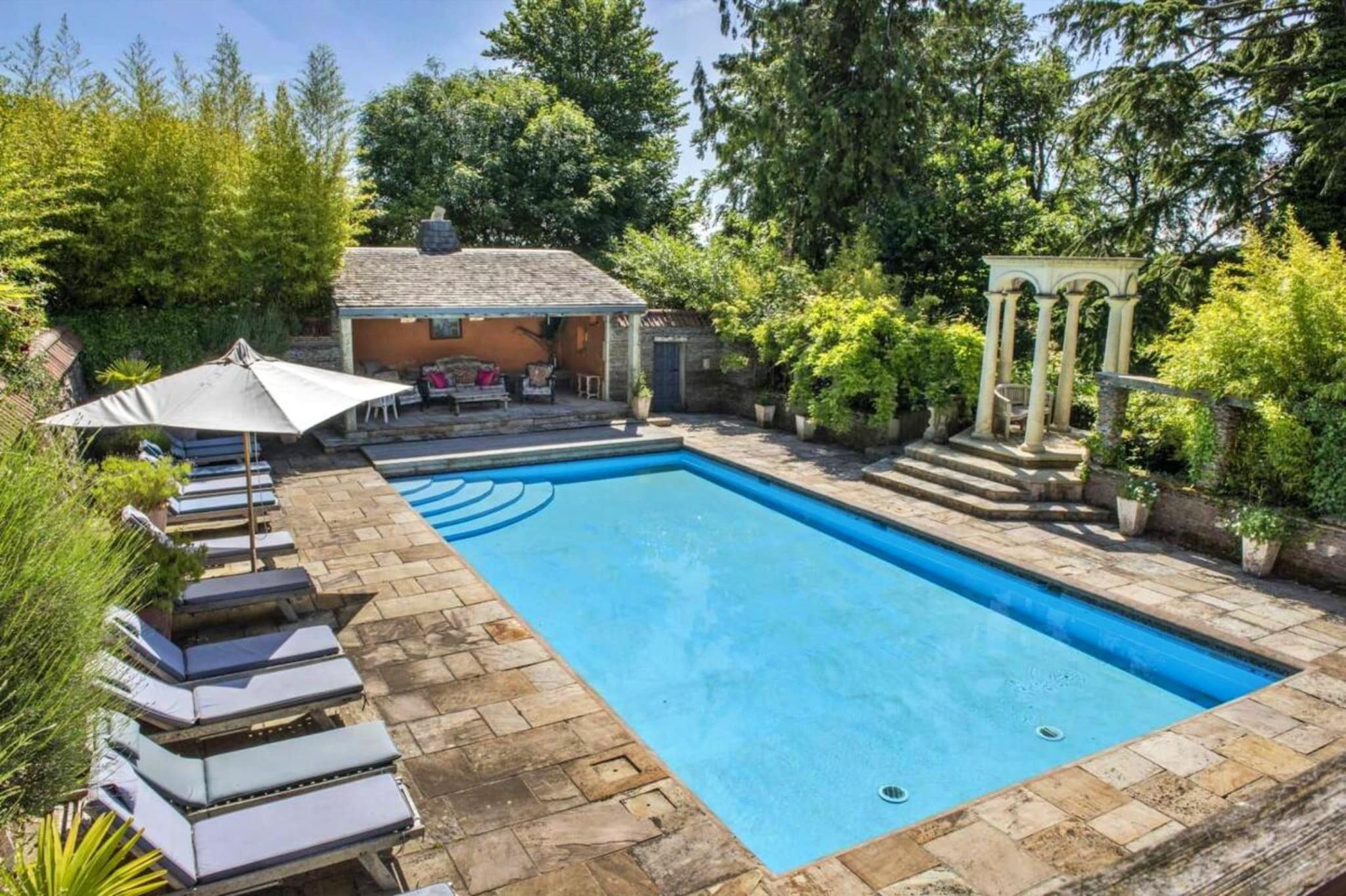 The Lost Manor - Swimming pool