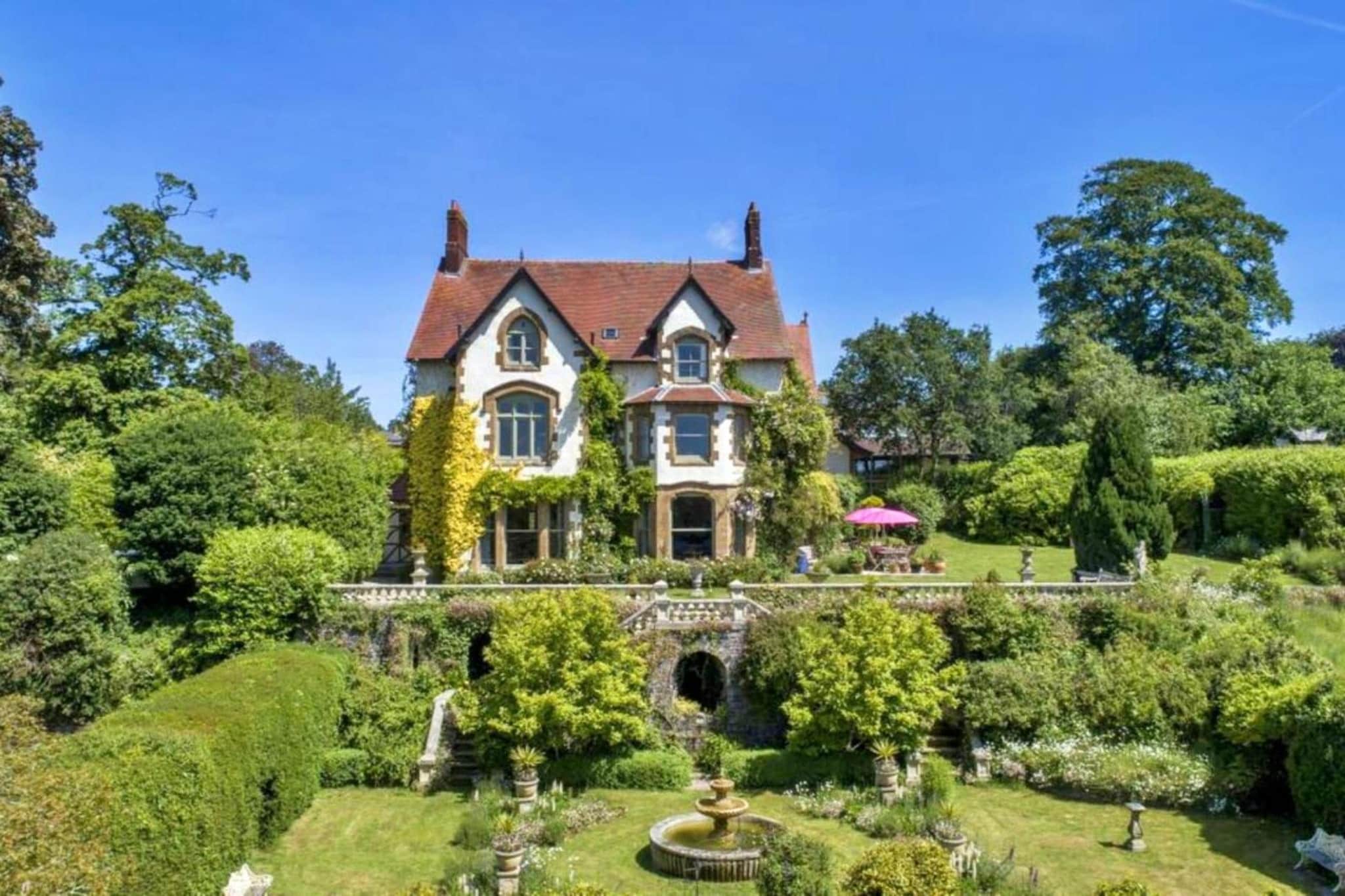 The Lost Manor - Exterior in summer