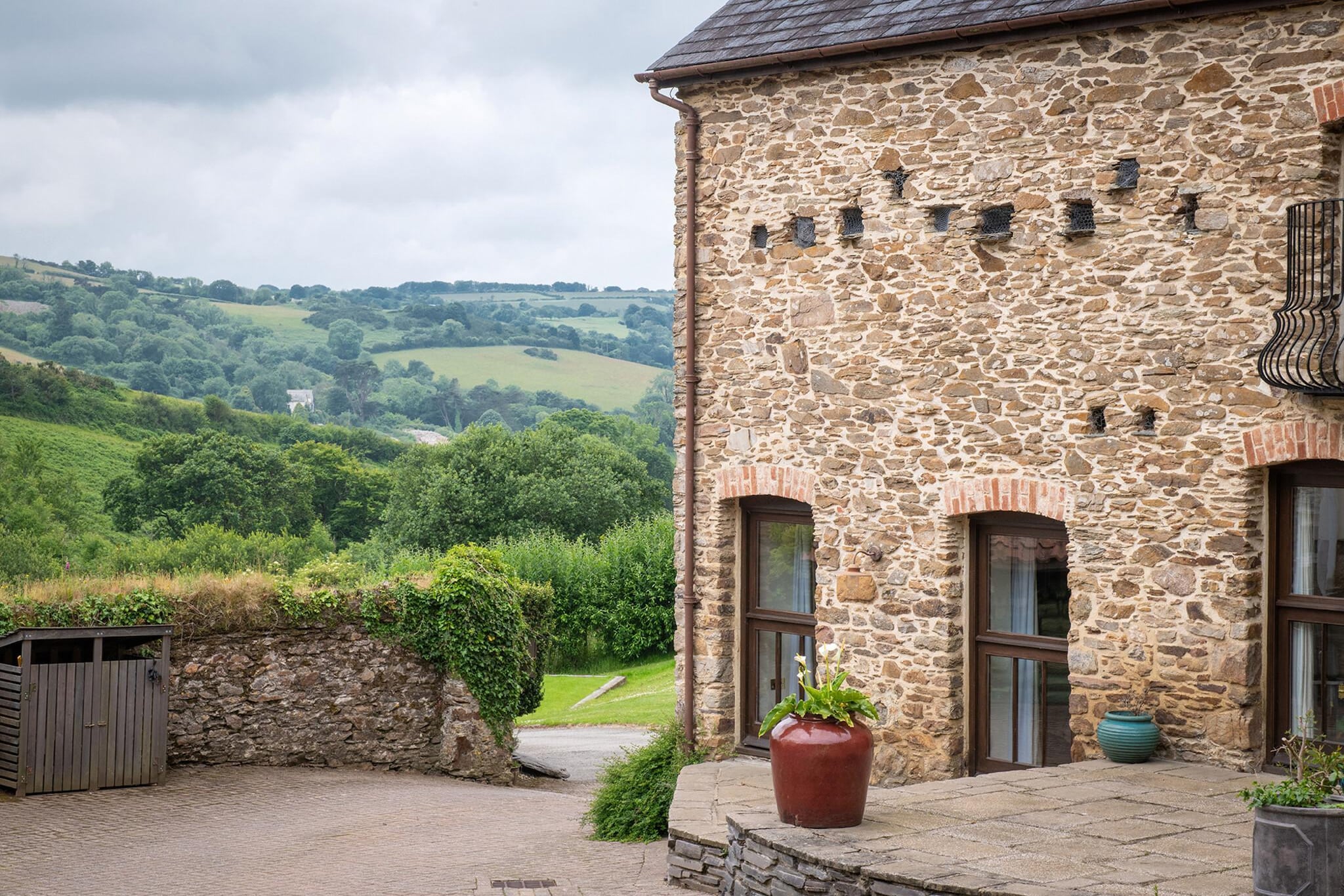Coulscott Old Barn - Exterior in summer