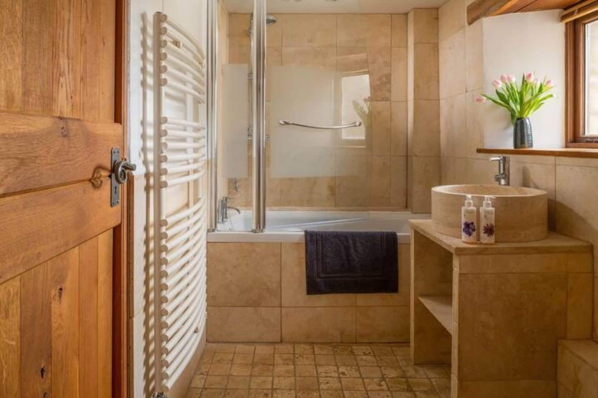 Coulscott Old Barn - Bathroom