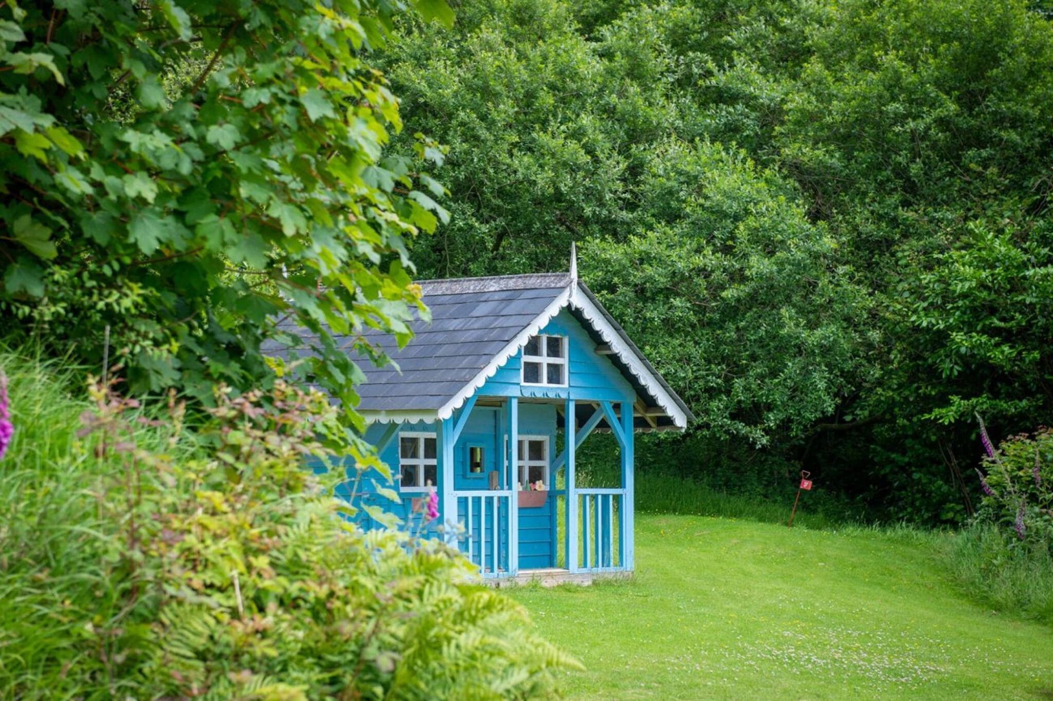 Coulscott Peacock Cottage - Exterior in summer