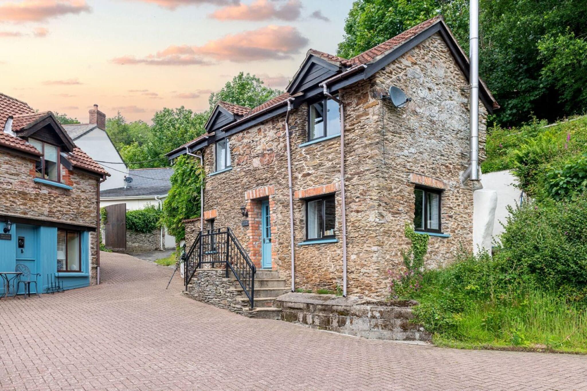 Coulscott Peacock Cottage - Exterior in summer