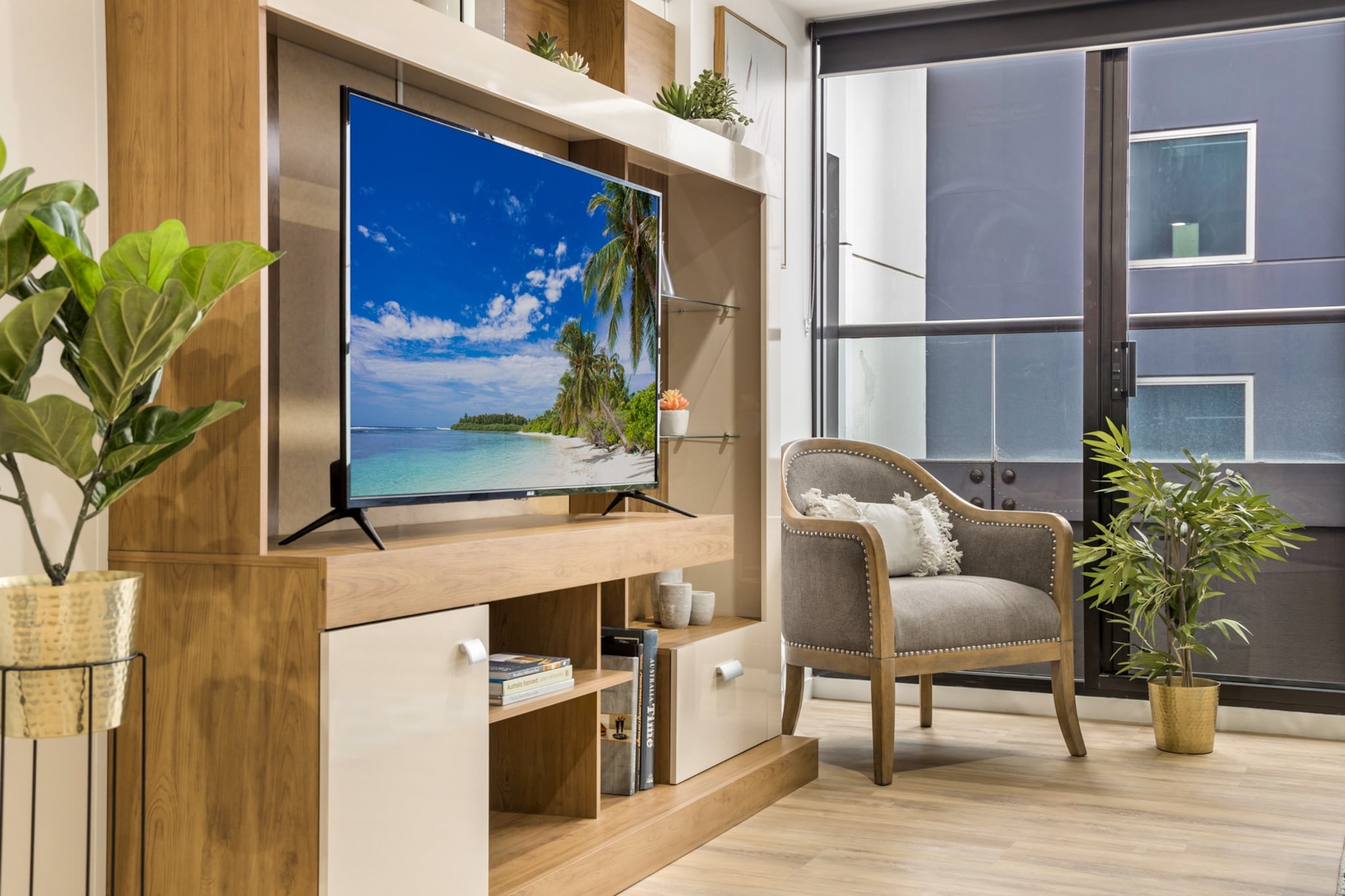 Executive Unit with Pool and Gym near Riverfront