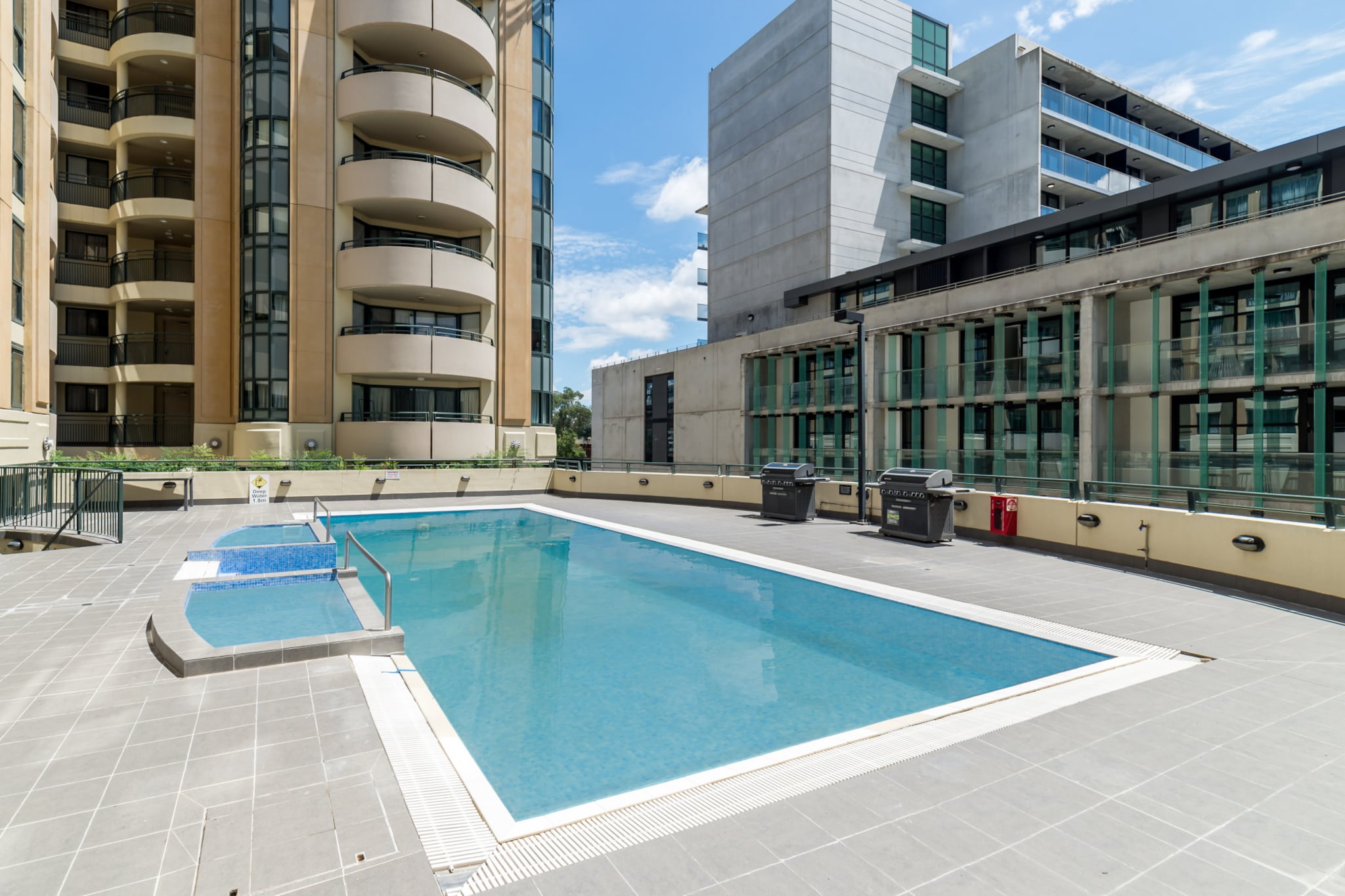 Central 2-bed Apartment with Pool, Gym and Spa
