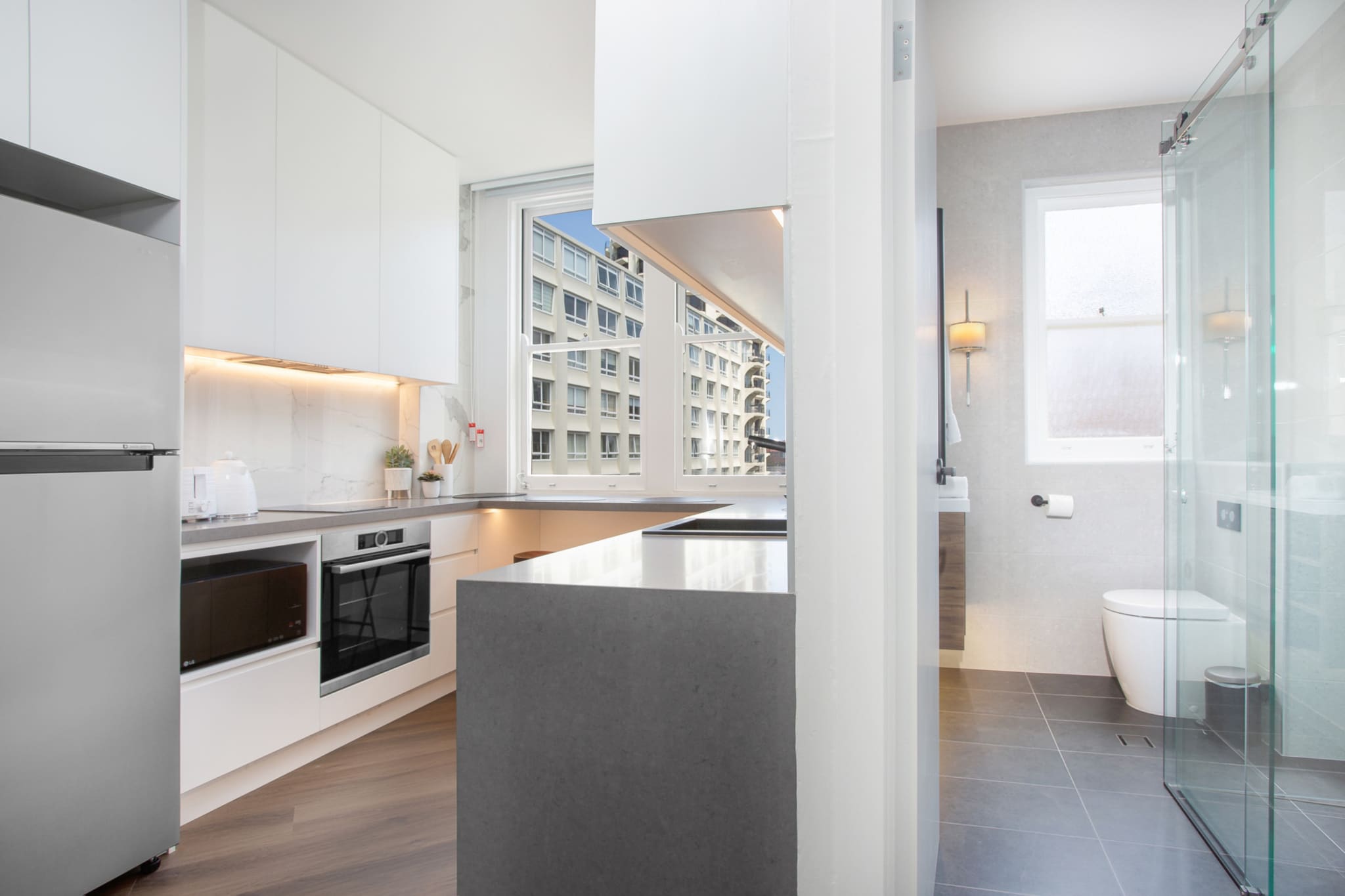 Elevator, Fan, Hot Water, Internet Access DSL, Wardrobe, Kitchen(dining table, stove, electric kettle, toaster, coffee machine, oven, microwave, dishwasher, fridge, freezer, dishes and cutlery, Coffee, Wine glasses), bedroom(Bed Linen, Queen Bed), bathroom(hairdryer, Towels/Sheets (Incl.), shampoo, body soap, Conditioner, Shower gel), First Aid, TV, heating, iron, Essentials, Town, Washer in common space