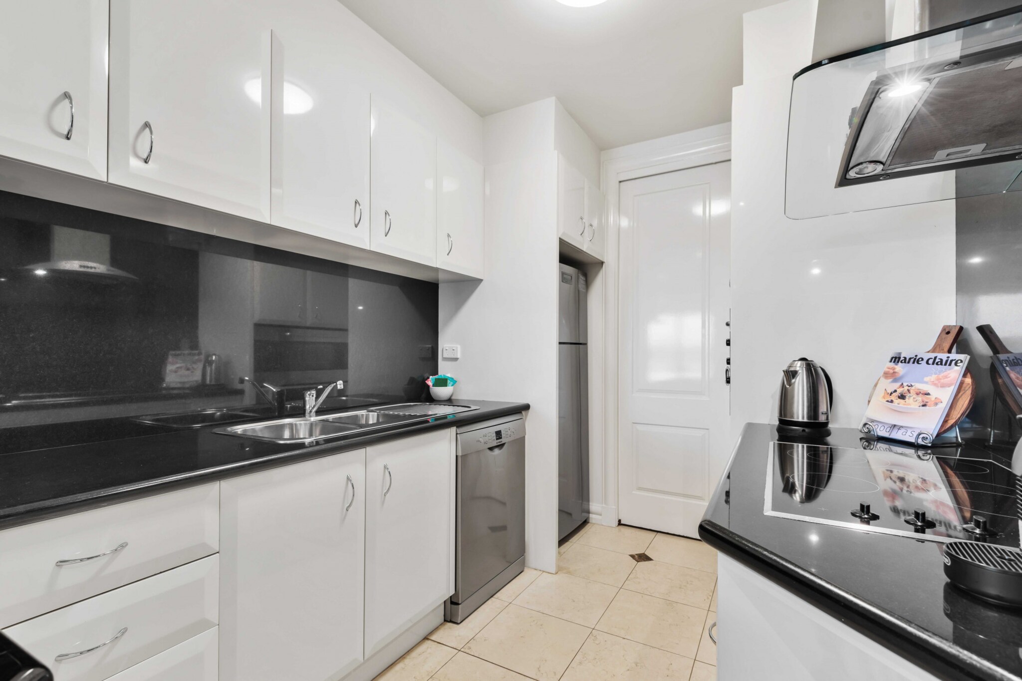 Hot Water, Internet Access DSL, Wardrobe, Kitchen(stove, electric kettle, toaster, coffee machine, oven, microwave, dishwasher, fridge, dishes and cutlery, Wine glasses), bedroom(Bed Linen, double king size bed, Room-darkening shades), bedroom(Queen Bed), bedroom(2x single bed), bathroom(bath tub, Towels/Sheets (Incl.), shampoo, body soap, Conditioner, Shower gel), bathroom(bath tub, Towels/Sheets (Incl.), shampoo, body soap), bathroom(bath tub, Towels/Sheets (Incl.), shampoo, body soap), First Aid, Play area, TV, tumble dryer, washing machine, balcony or terrace, heating, air conditioning, iron, Essentials, Carbon monoxide detector, Downtown, Long term stays allowed, Town