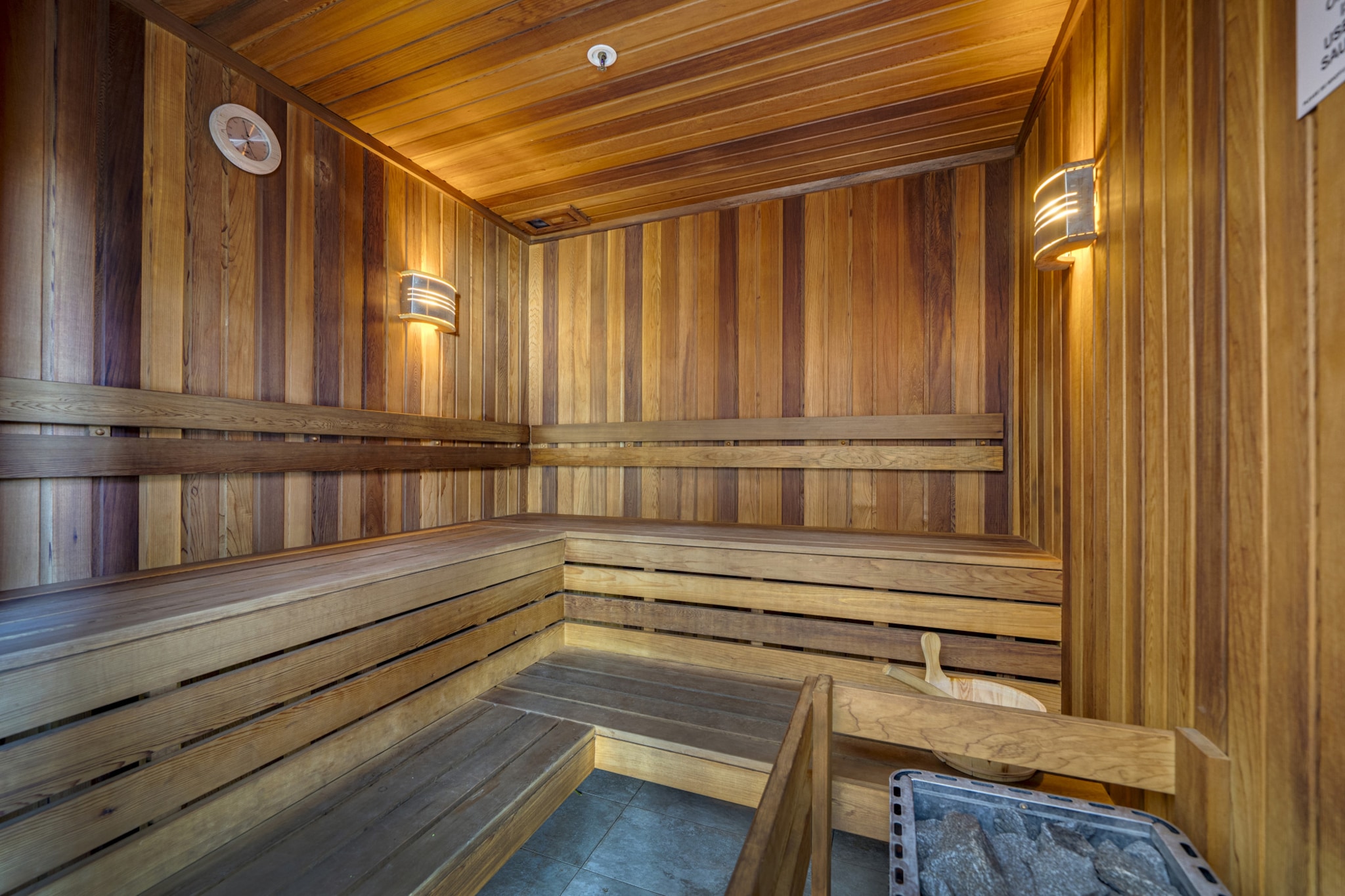 Modern 1-Bed Apartment With Parking