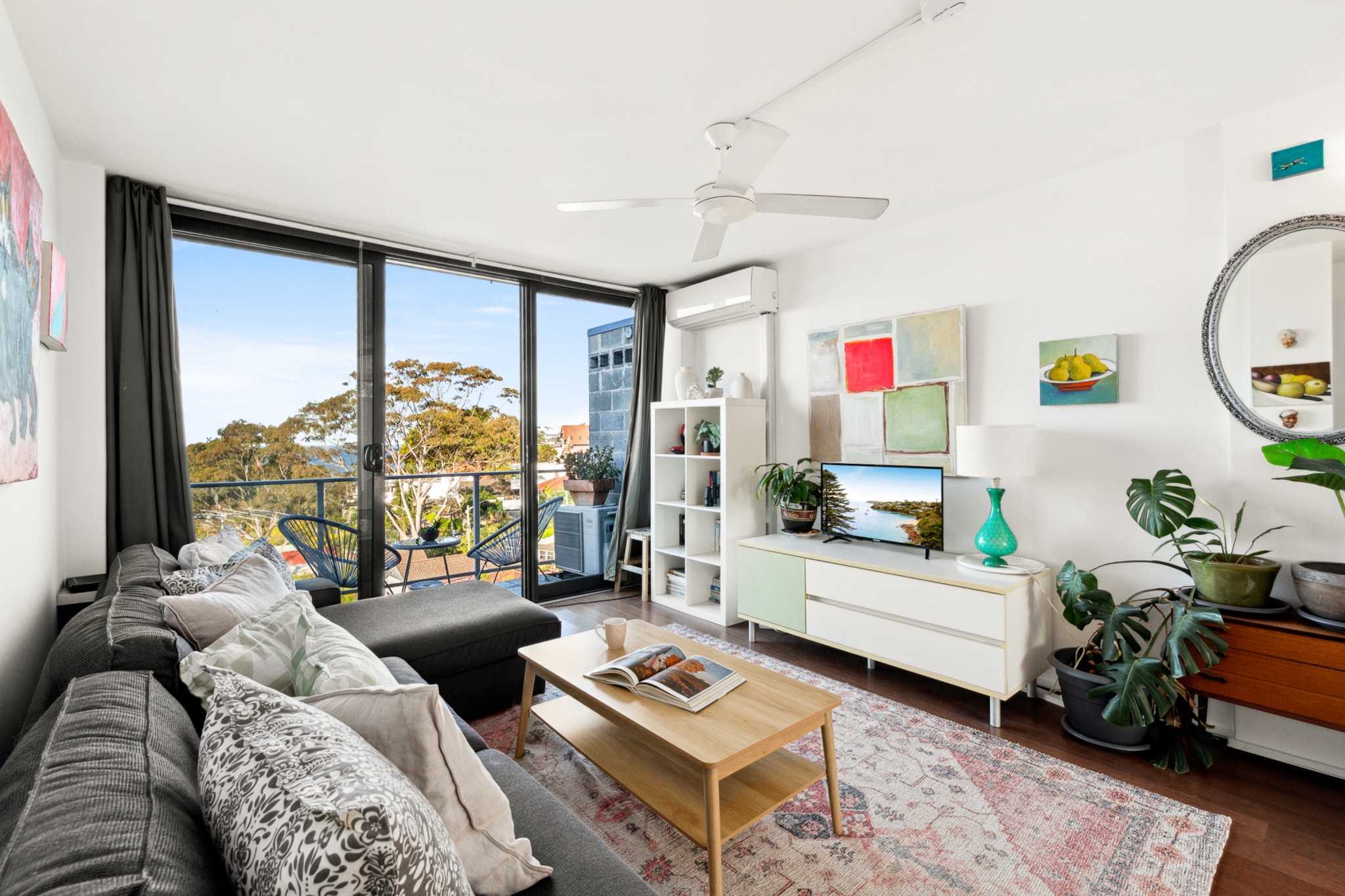 Treetop Retreat Five Minute Stroll To The Beach