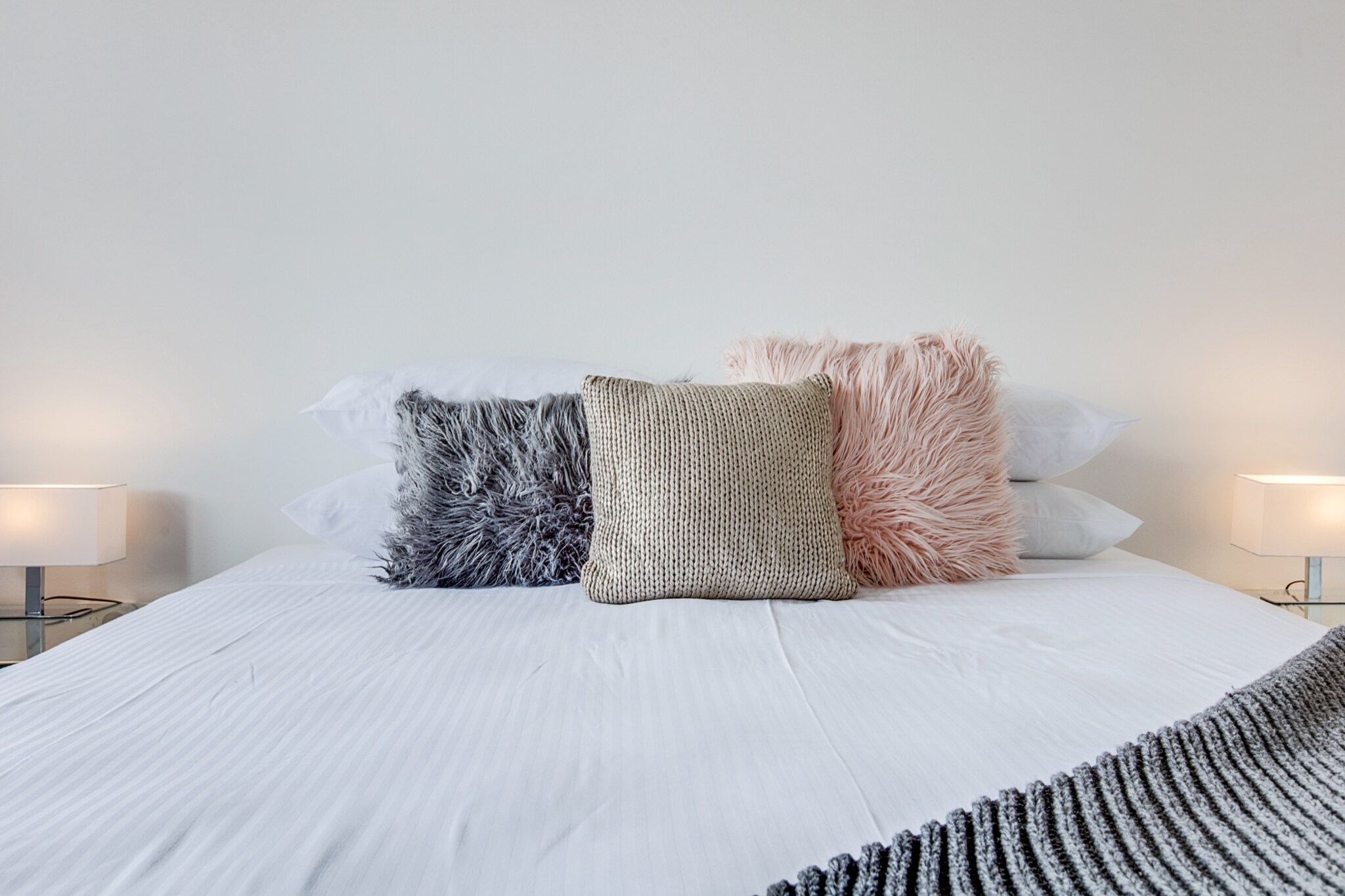 Bed Linen, Desk, Wardrobe, Living room(TV), Kitchen(Play area, electric kettle, toaster, coffee machine, oven, microwave, dishwasher, fridge), bedroom(2x single bed), bedroom(double king size bed), bathroom(shower, washbasin, toilet), First Aid, bath tub, washing machine, heating, iron, hairdryer, Towels/Sheets (Incl.), shampoo, body soap, Essentials, Dedicated workspace, Conditioner, Shower gel, Wine glasses