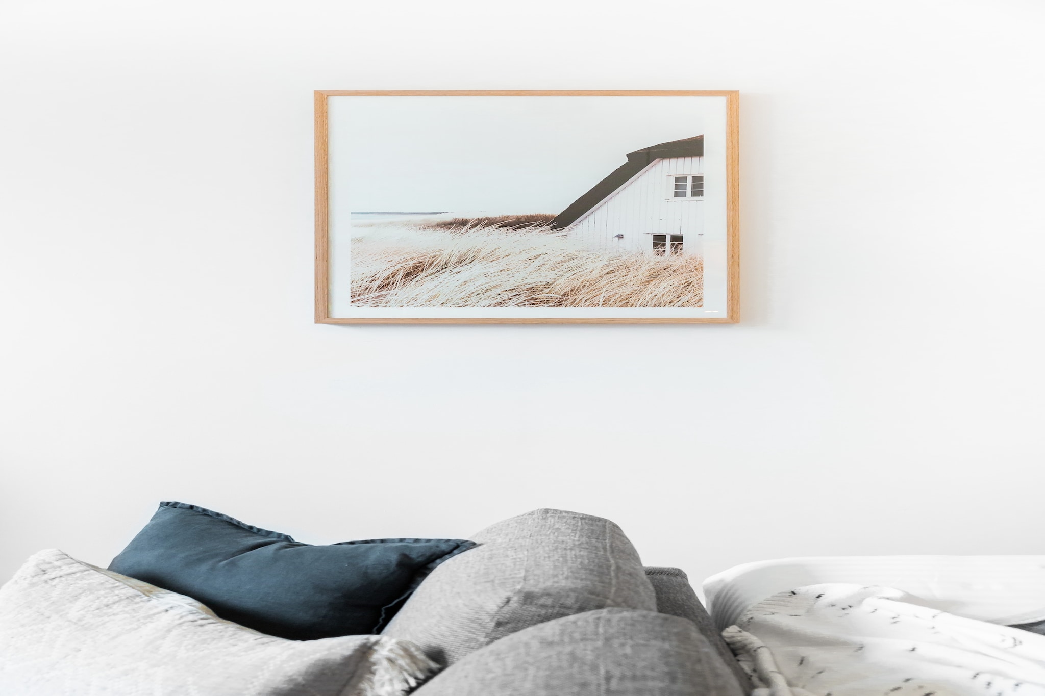 Bed Linen, Fan, Hot Water, Internet Access DSL, Wardrobe, Living room(TV, Queen Bed), Kitchen(dining table, stove, electric kettle, toaster, coffee machine, oven, microwave, dishwasher, fridge, freezer), bathroom(hairdryer, Towels/Sheets (Incl.), shampoo, body soap), First Aid, tumble dryer, washing machine, Essentials, dishes and cutlery, Carbon monoxide detector, Coffee, Conditioner, Long term stays allowed, Room-darkening shades, Shower gel, Town, Wine glasses