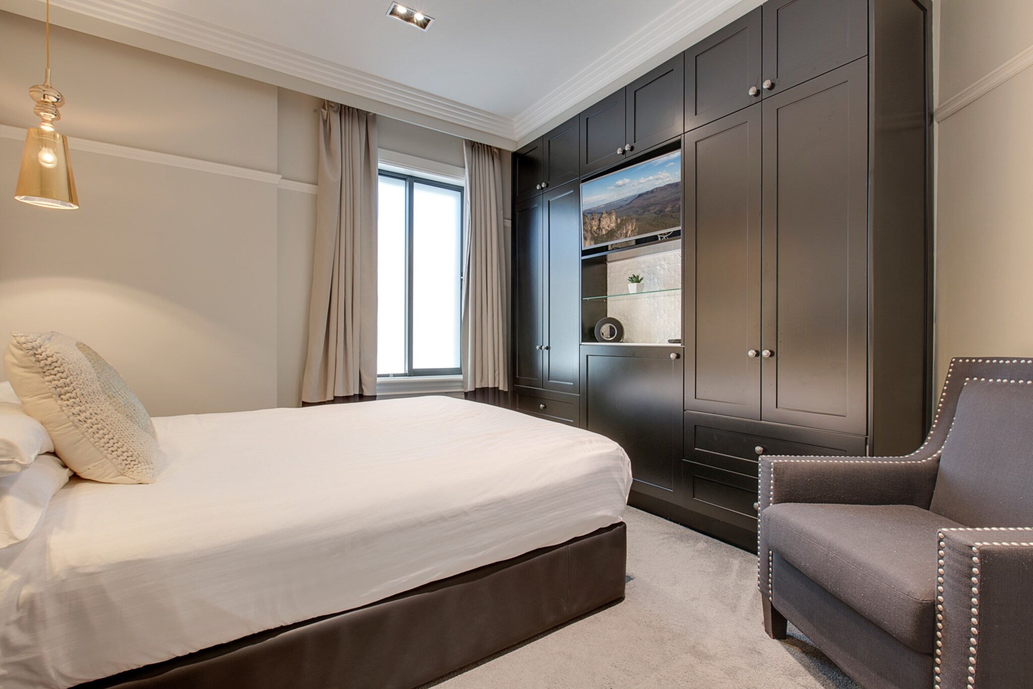 Bed Linen, Desk, Internet Access DSL, Wardrobe, Living room(TV, fireplace, seating area), Kitchen(electric kettle, toaster, oven, microwave, dishwasher, fridge), bedroom(Queen Bed), bedroom(Queen Bed), bathroom(shower, washbasin, toilet, hairdryer, Towels incl., shampoo, body soap, Essentials), bathroom(shower, washbasin, toilet, hairdryer, Towels incl., shampoo, body soap, Essentials), First Aid, Play area, tumble dryer, washing machine, heating, air conditioning, iron, Dedicated workspace, Conditioner, Long term stays allowed, Mountain, Shower gel, Wine glasses