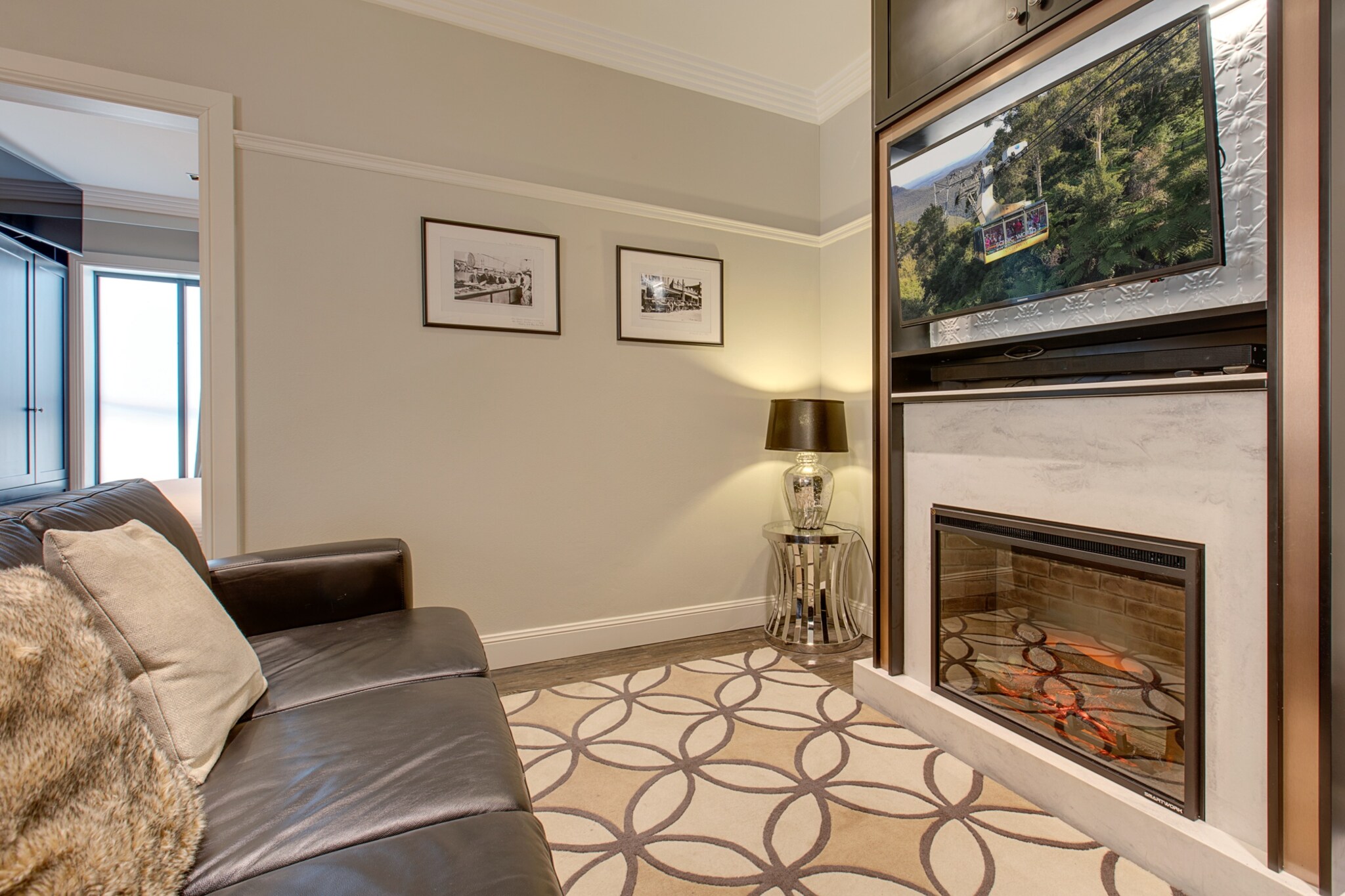 Bed Linen, Desk, Internet Access DSL, Wardrobe, Living room(single sofa bed), Kitchen(electric kettle, toaster, oven, microwave, dishwasher, fridge), bedroom(Queen Bed), bedroom(Queen Bed), bathroom(hairdryer, Towels/Sheets (Incl.), shampoo, body soap), bathroom, First Aid, Play area, TV, fireplace, tumble dryer, washing machine, heating, air conditioning, iron, Essentials, Dedicated workspace, Conditioner, Long term stays allowed, Mountain, Shower gel, Wine glasses