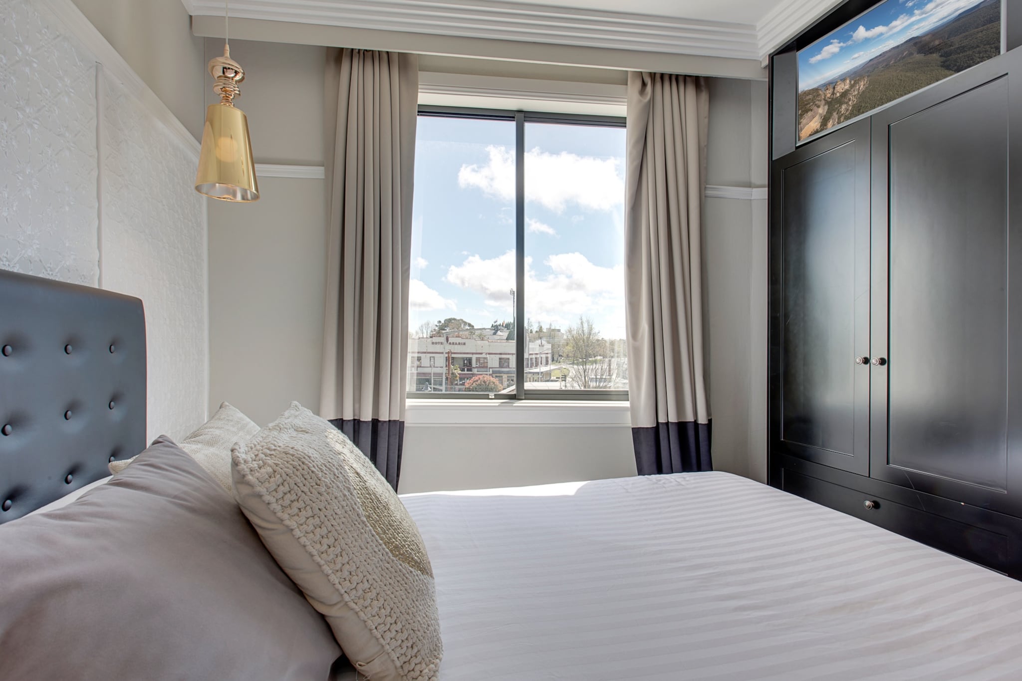 Bed Linen, Desk, Hot Water, Internet Access DSL, Wardrobe, Living room(TV), Kitchen(stove, electric kettle, toaster, oven, microwave, dishwasher, fridge, dishes and cutlery), bedroom(Queen Bed), bedroom(double king size bed), bathroom(shower, washbasin, toilet, hairdryer, Towels/Sheets (Incl.), Essentials), bathroom(shower, washbasin, toilet, hairdryer, Towels incl., Essentials), First Aid, Play area, fireplace, tumble dryer, washing machine, heating, air conditioning, iron, Dedicated workspace, Long term stays allowed, Mountain, Wine glasses